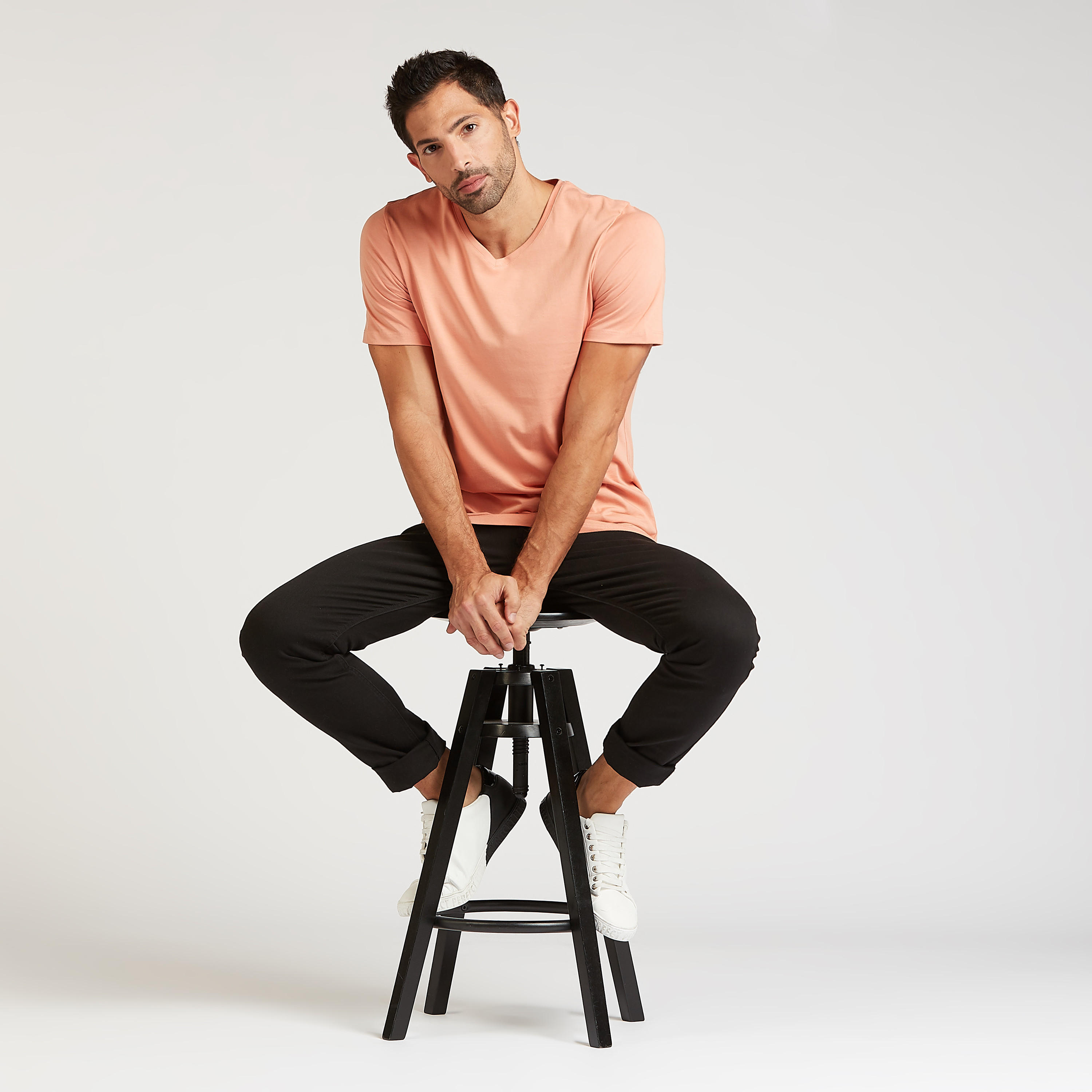 تيشيرت مستدام سادة بياقة V وأكمام قصيرة-men-clothing-tshirtsandpolos-tshirts-image-2