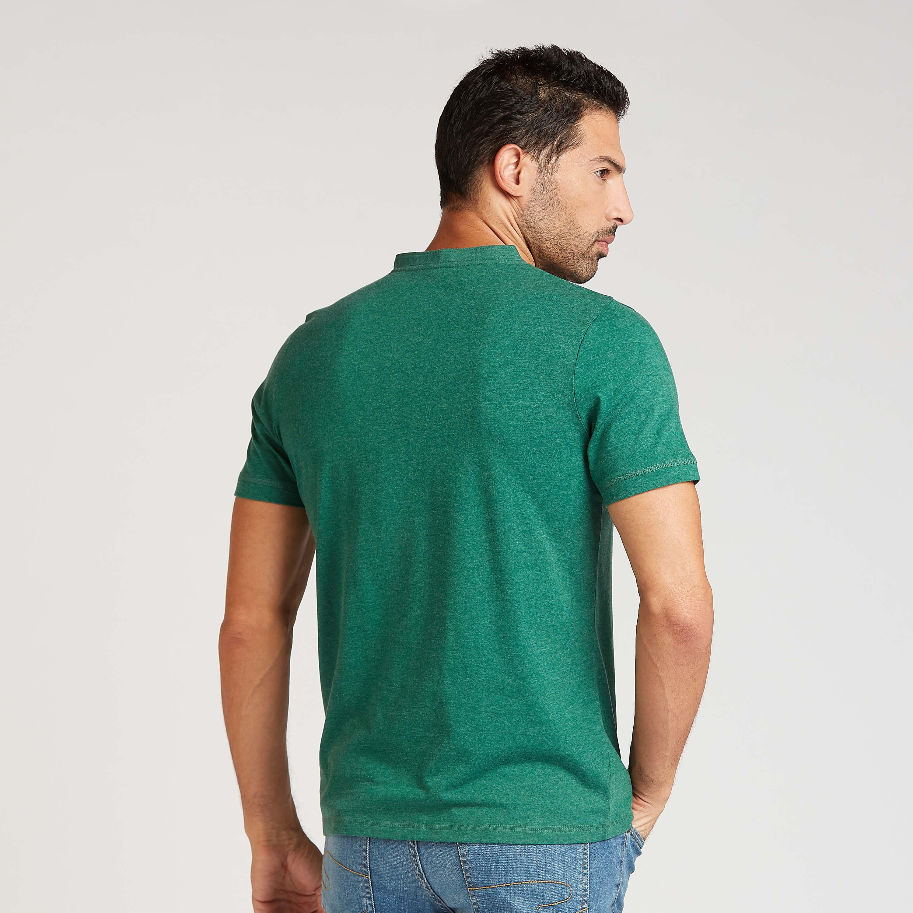 تيشيرت مستدام سادة بياقة هينلي وأكمام قصيرة-men-clothing-tshirtsandpolos-tshirts-image-4