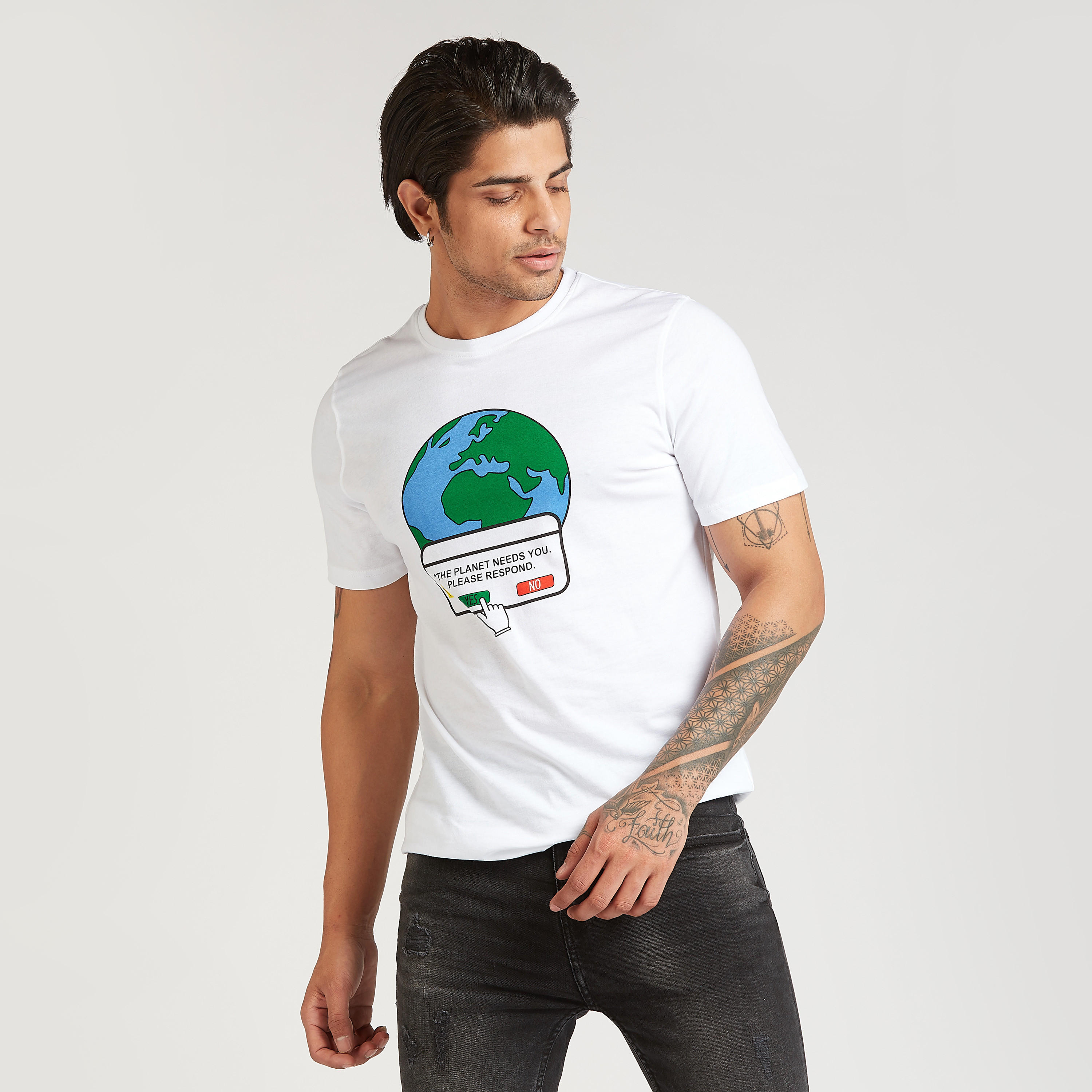 تيشيرت بقصة سليم بياقة ضيّقة وأكمام قصيرة وطبعات-men-clothing-tshirtsandpolos-tshirts-image-1