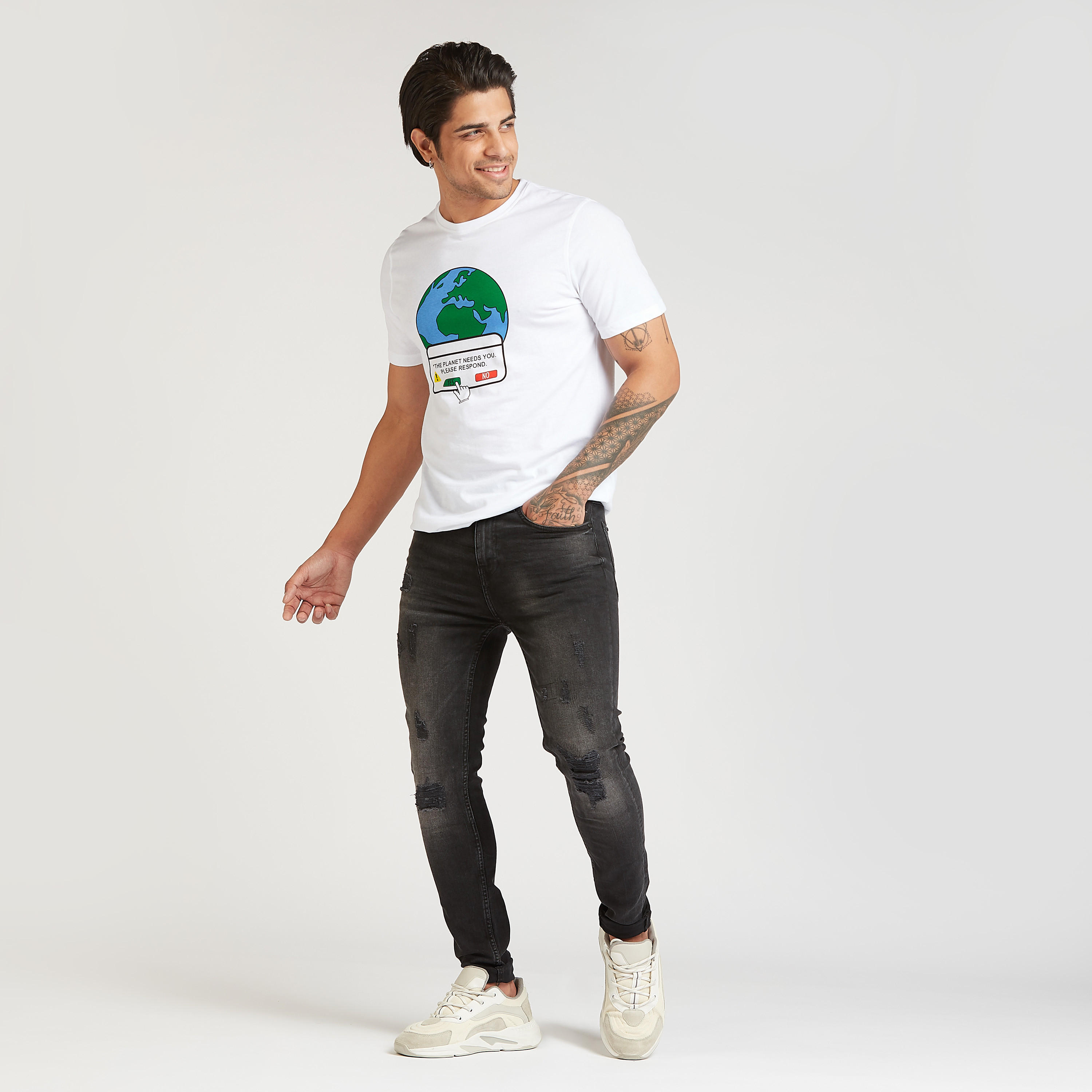 تيشيرت بقصة سليم بياقة ضيّقة وأكمام قصيرة وطبعات-men-clothing-tshirtsandpolos-tshirts-image-2