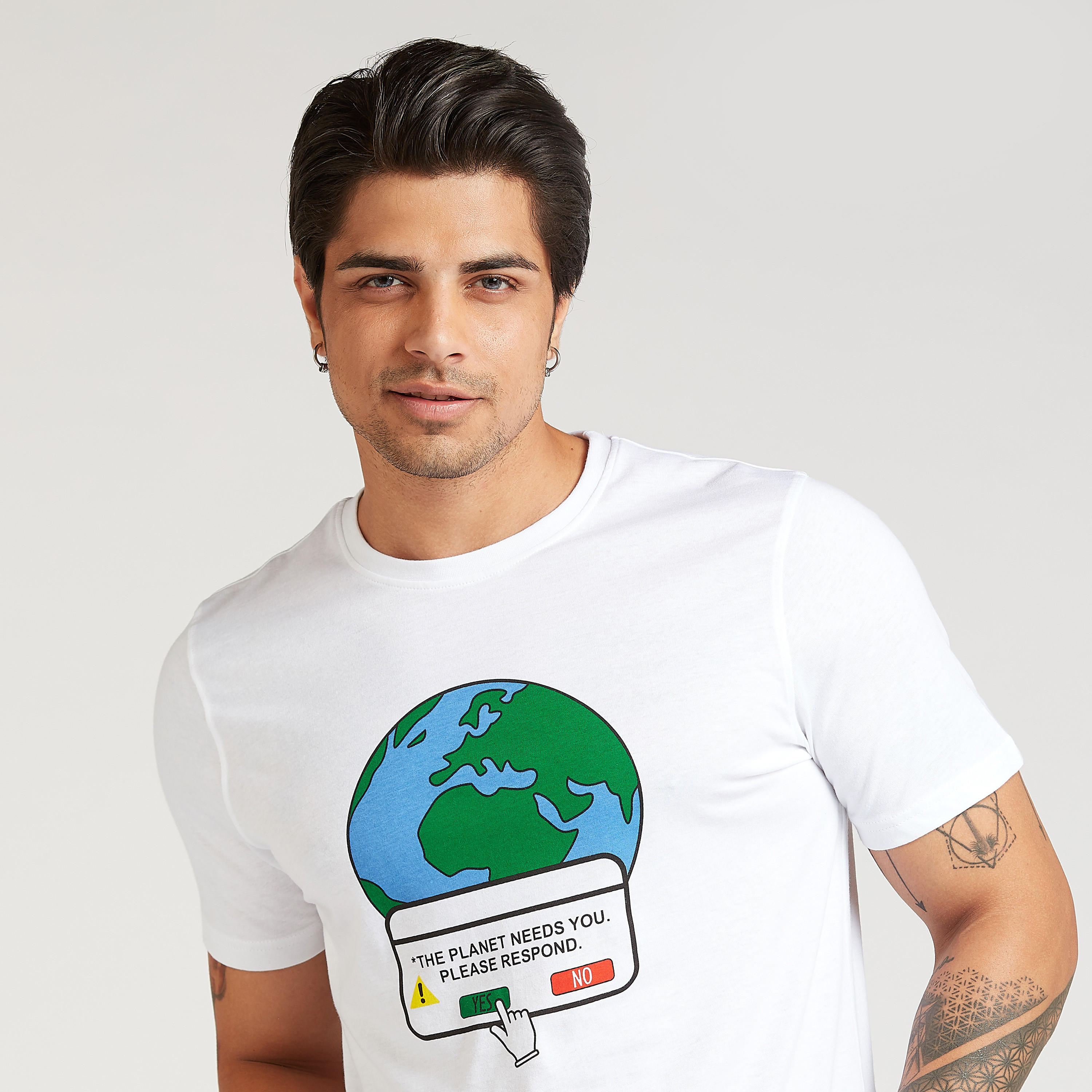 تيشيرت بقصة سليم بياقة ضيّقة وأكمام قصيرة وطبعات-men-clothing-tshirtsandpolos-tshirts-image-3
