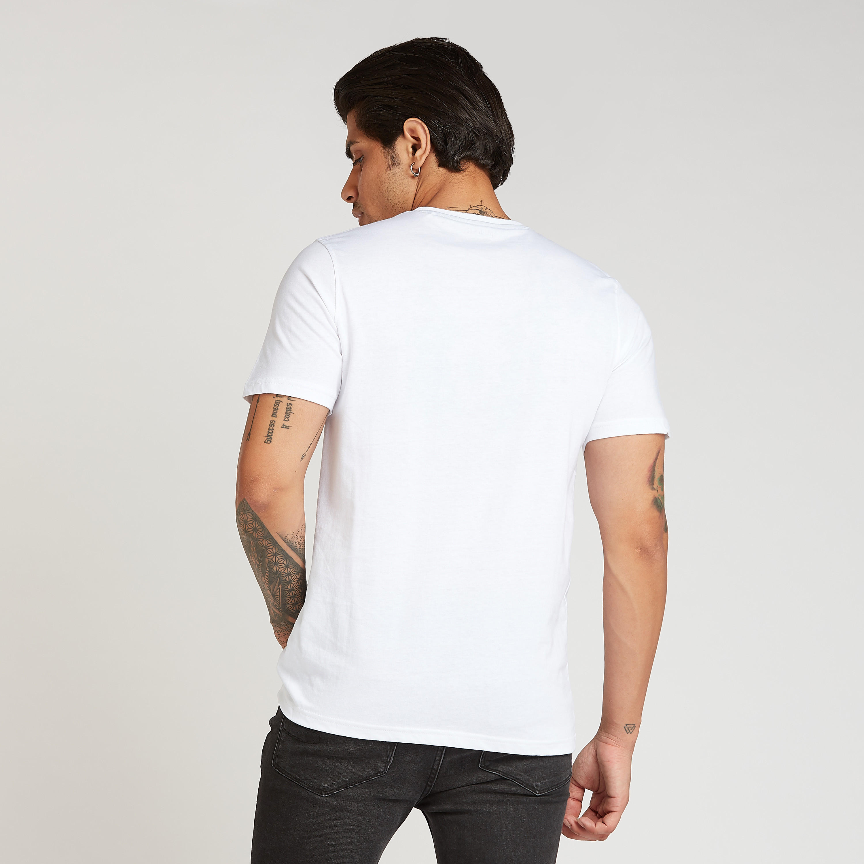 تيشيرت بقصة سليم بياقة ضيّقة وأكمام قصيرة وطبعات-men-clothing-tshirtsandpolos-tshirts-image-4