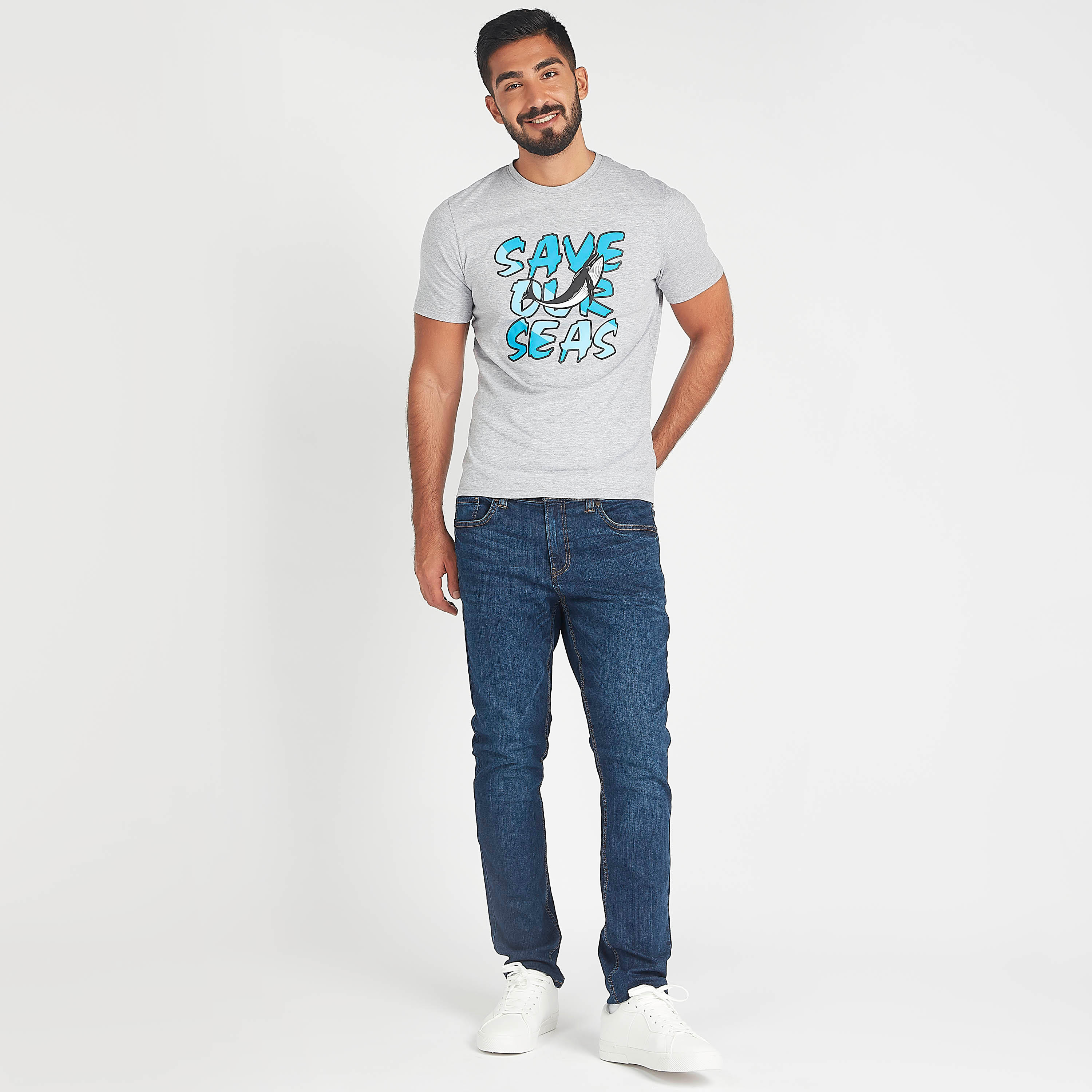 تيشيرت سليم فيت بأكمام قصيرة وياقة ضيقة وطبعات جرافيك-men-clothing-tshirtsandpolos-tshirts-image-2