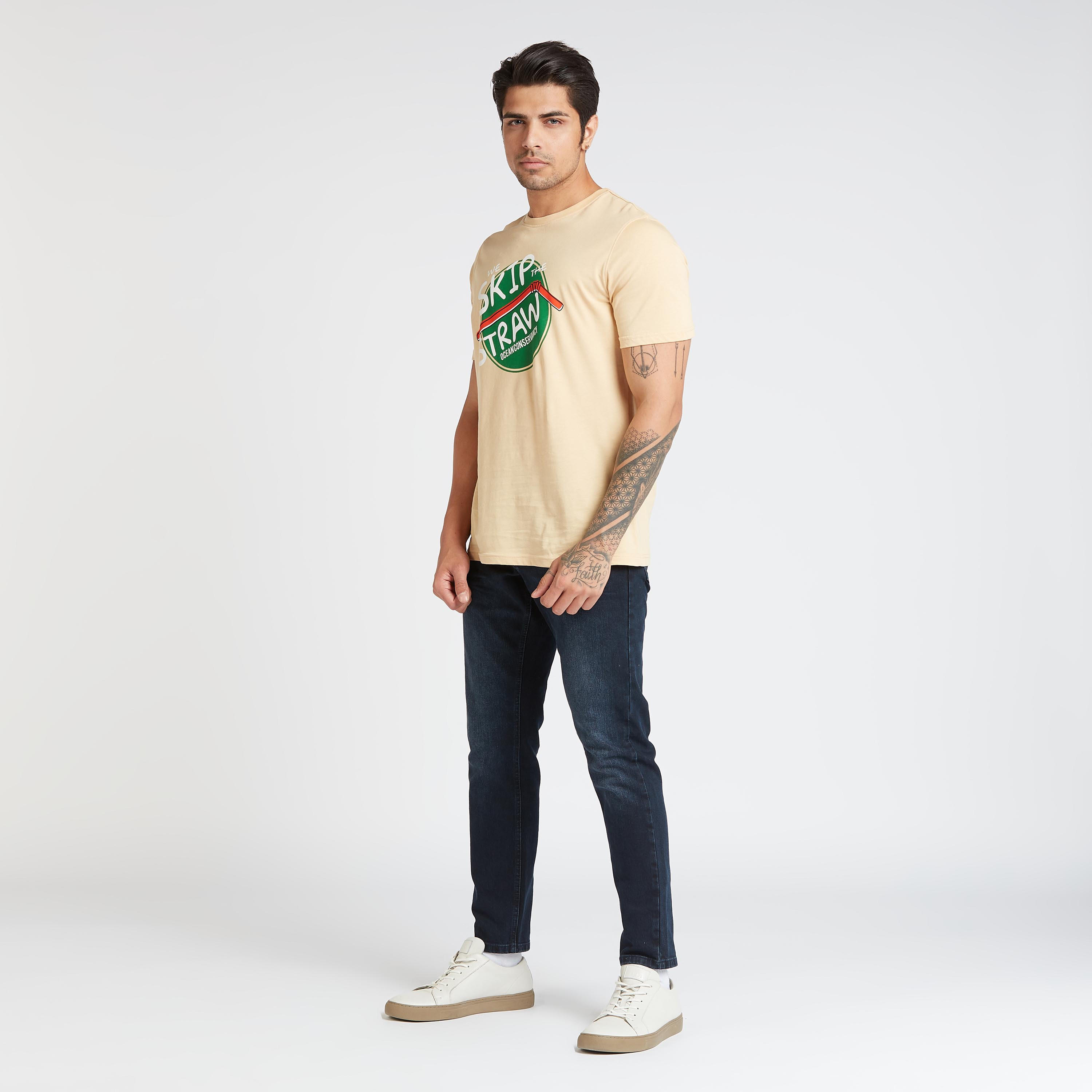 تيشيرت سليم بياقة ضيّقة وأكمام قصيرة وطبعات-men-clothing-tshirtsandpolos-tshirts-image-2