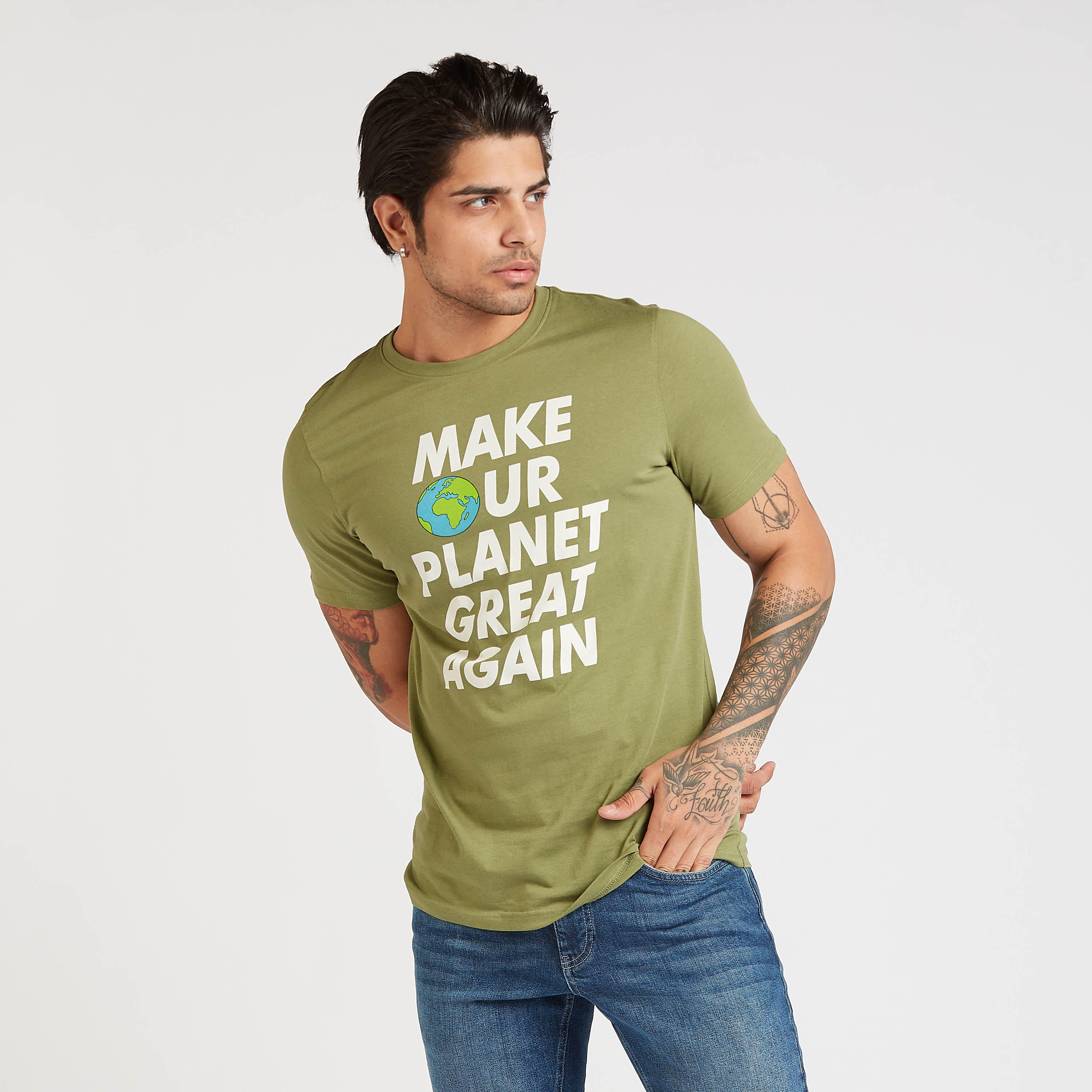 تيشيرت سليم فيت بياقة ضيقة وأكمام قصيرة وطبعات تايبوغرافيك-men-clothing-tshirtsandpolos-tshirts-image-1
