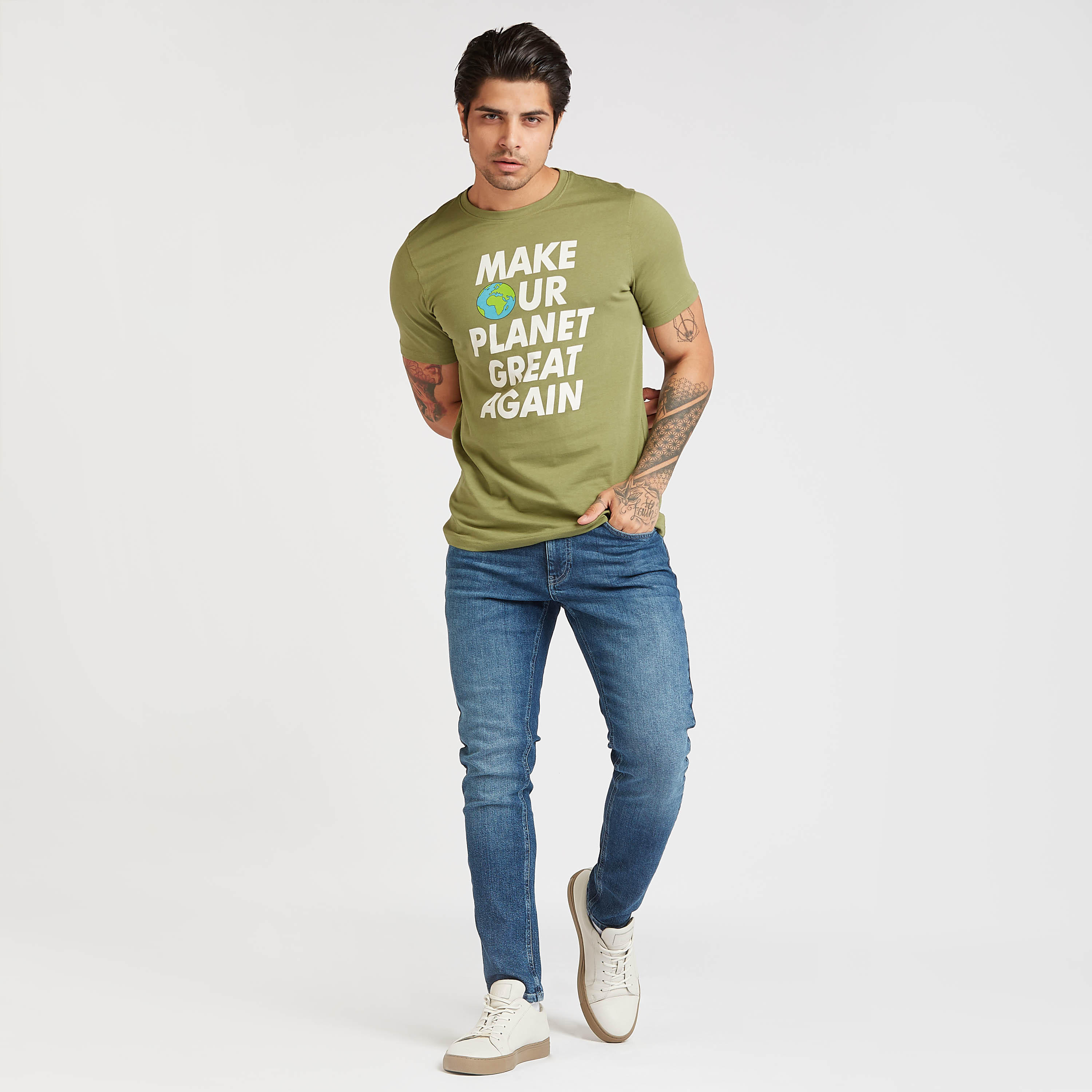 تيشيرت سليم فيت بياقة ضيقة وأكمام قصيرة وطبعات تايبوغرافيك-men-clothing-tshirtsandpolos-tshirts-image-2