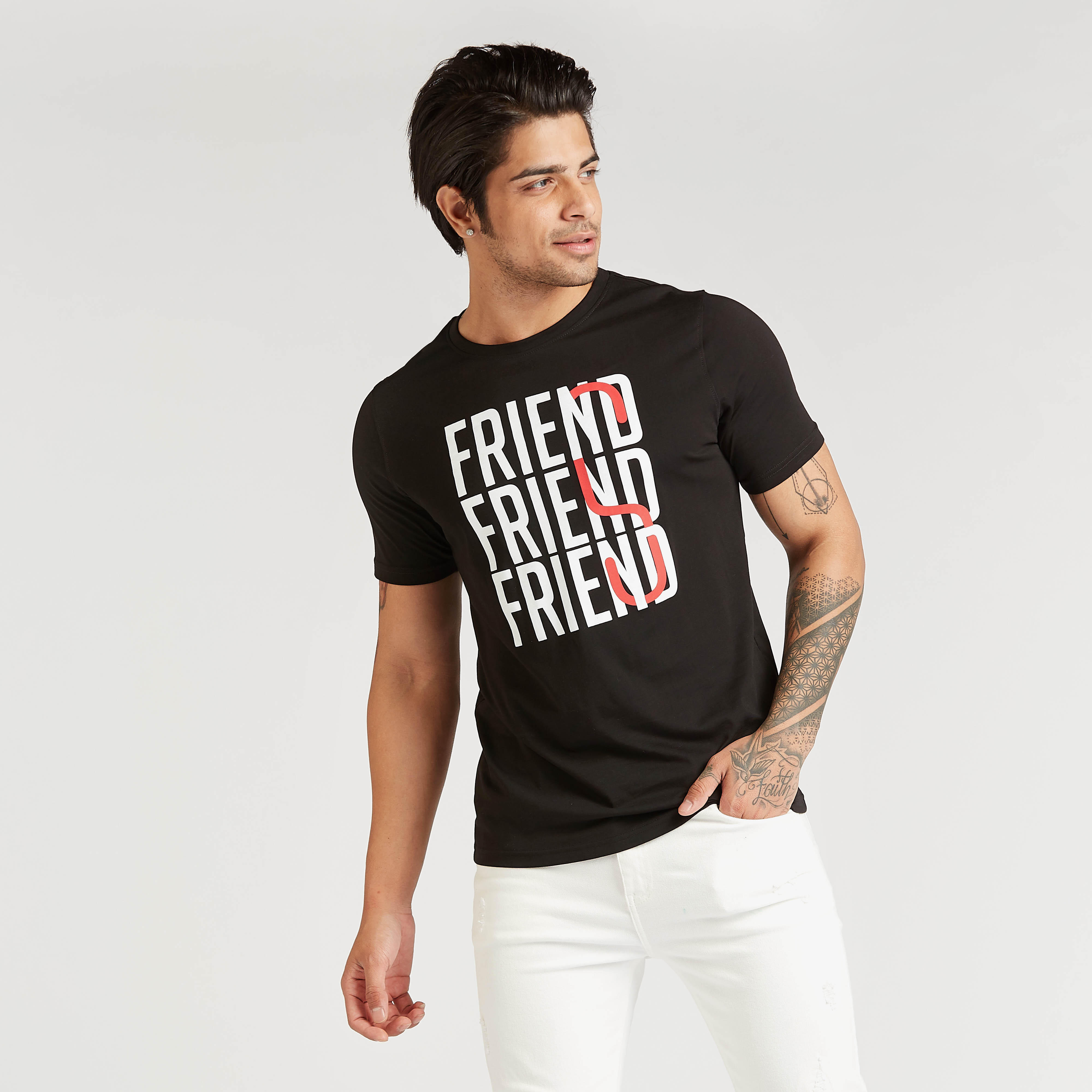 تيشيرت سليم فيت بياقة ضيقة وأكمام قصيرة وطبعات تايبوغرافيك-men-clothing-tshirtsandpolos-tshirts-image-1