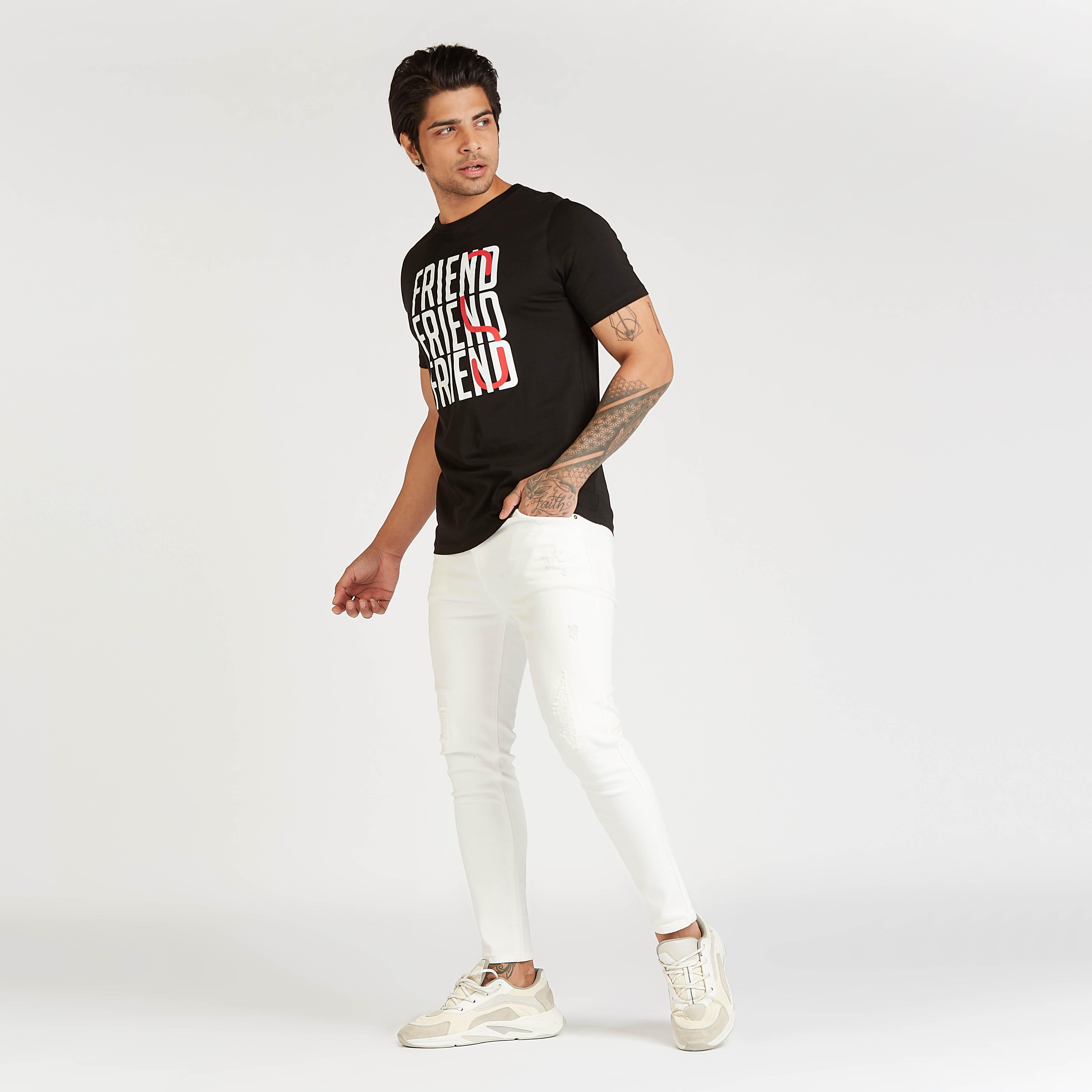تيشيرت سليم فيت بياقة ضيقة وأكمام قصيرة وطبعات تايبوغرافيك-men-clothing-tshirtsandpolos-tshirts-image-2
