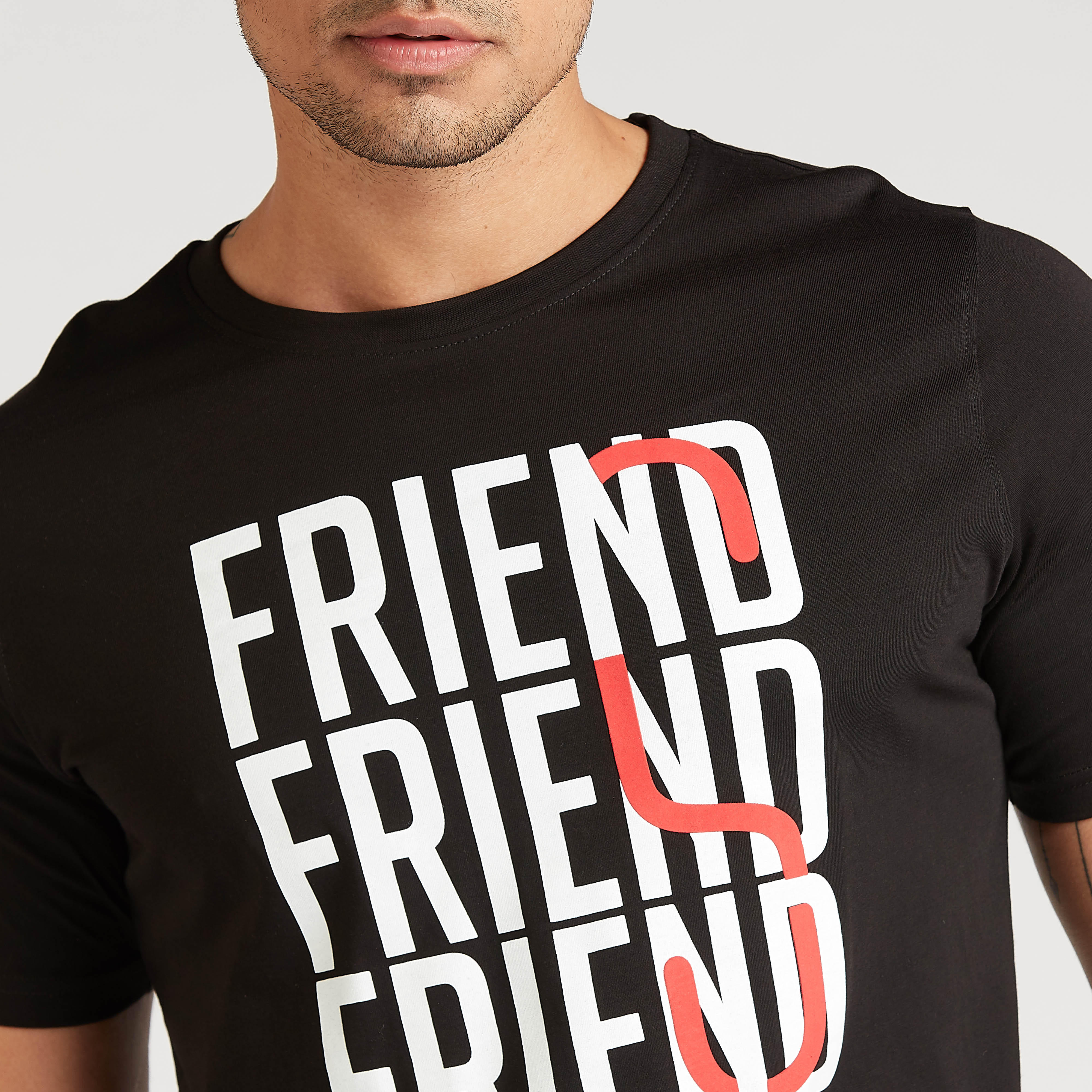 تيشيرت سليم فيت بياقة ضيقة وأكمام قصيرة وطبعات تايبوغرافيك-men-clothing-tshirtsandpolos-tshirts-image-3