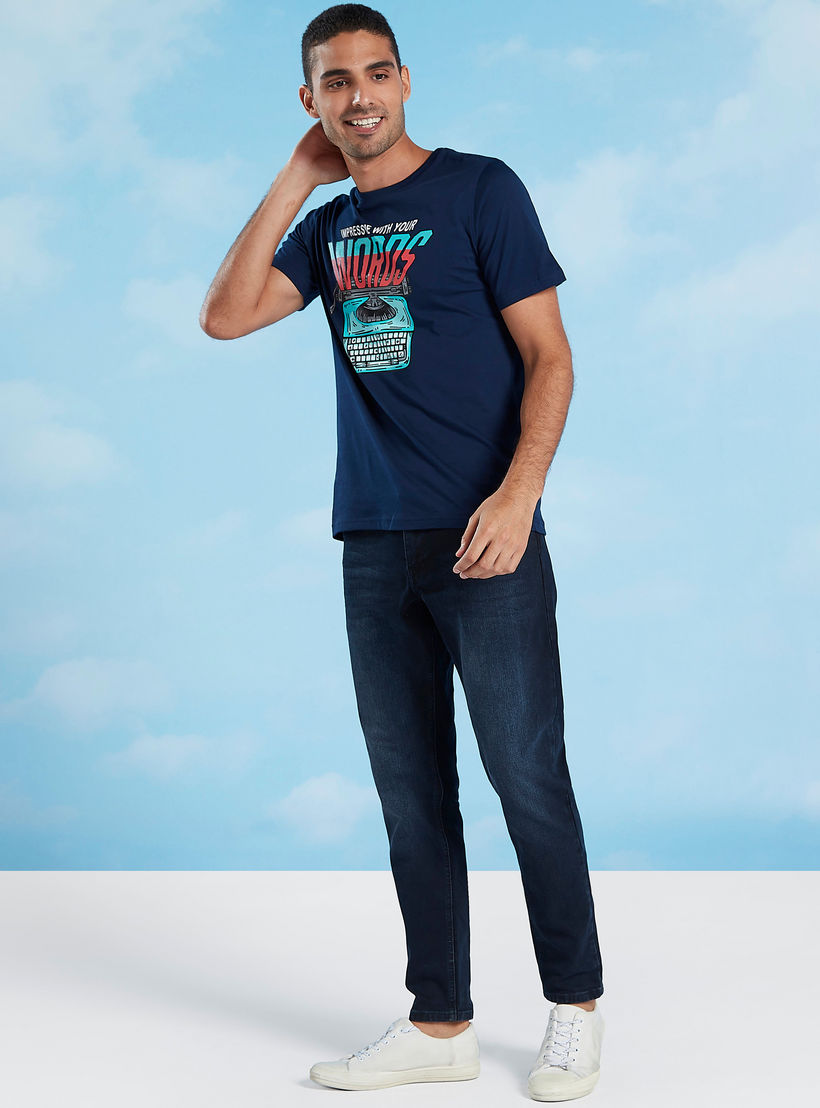 تيشيرت مستدام بقصة سليم وياقة ضيقة وأكمام قصيرة وطبعات-men-clothing-tshirtsandpolos-tshirts-image-2
