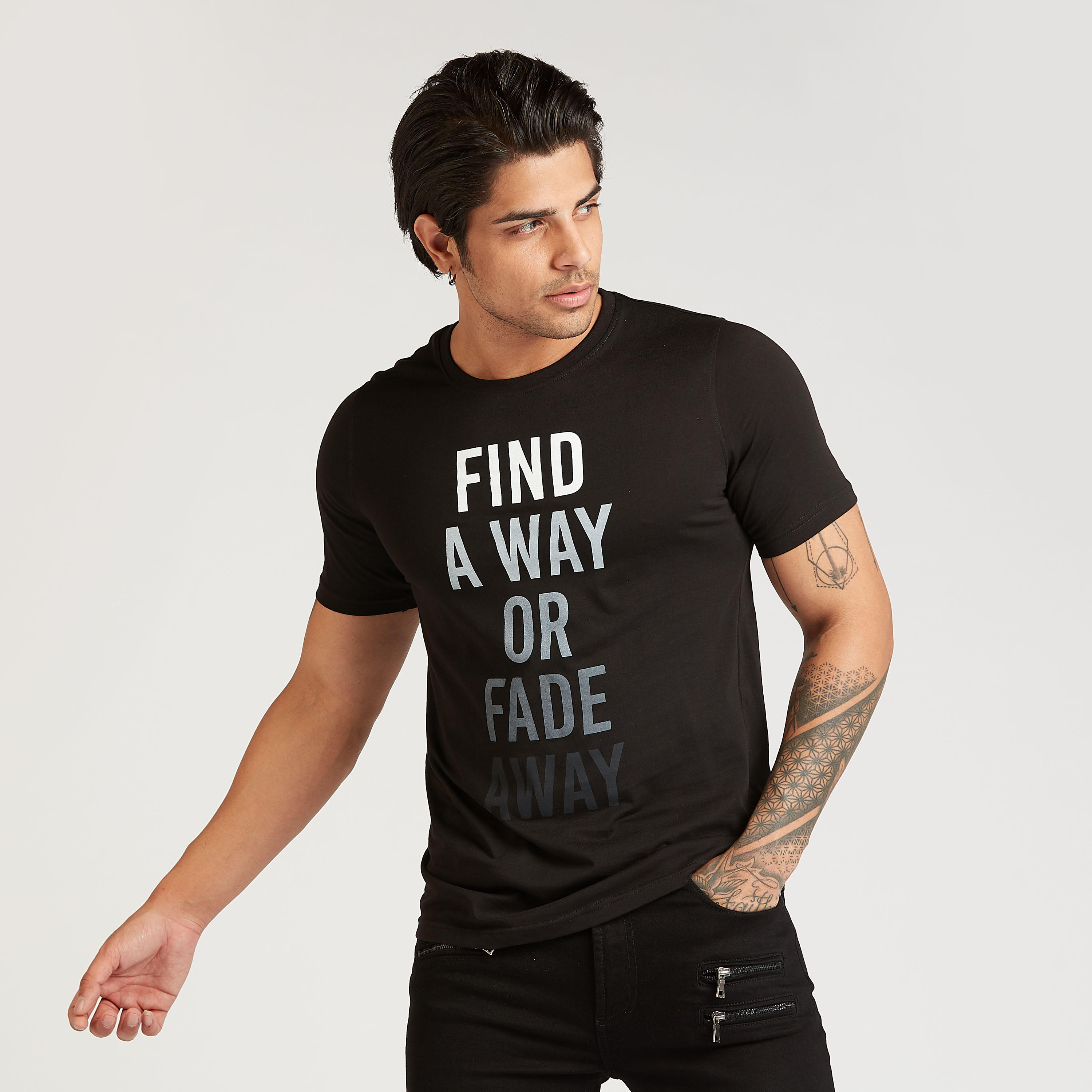 تيشيرت مستدام سليم بياقة ضيقة وطبعات تايبوغرافيك-men-clothing-tshirtsandpolos-tshirts-image-1