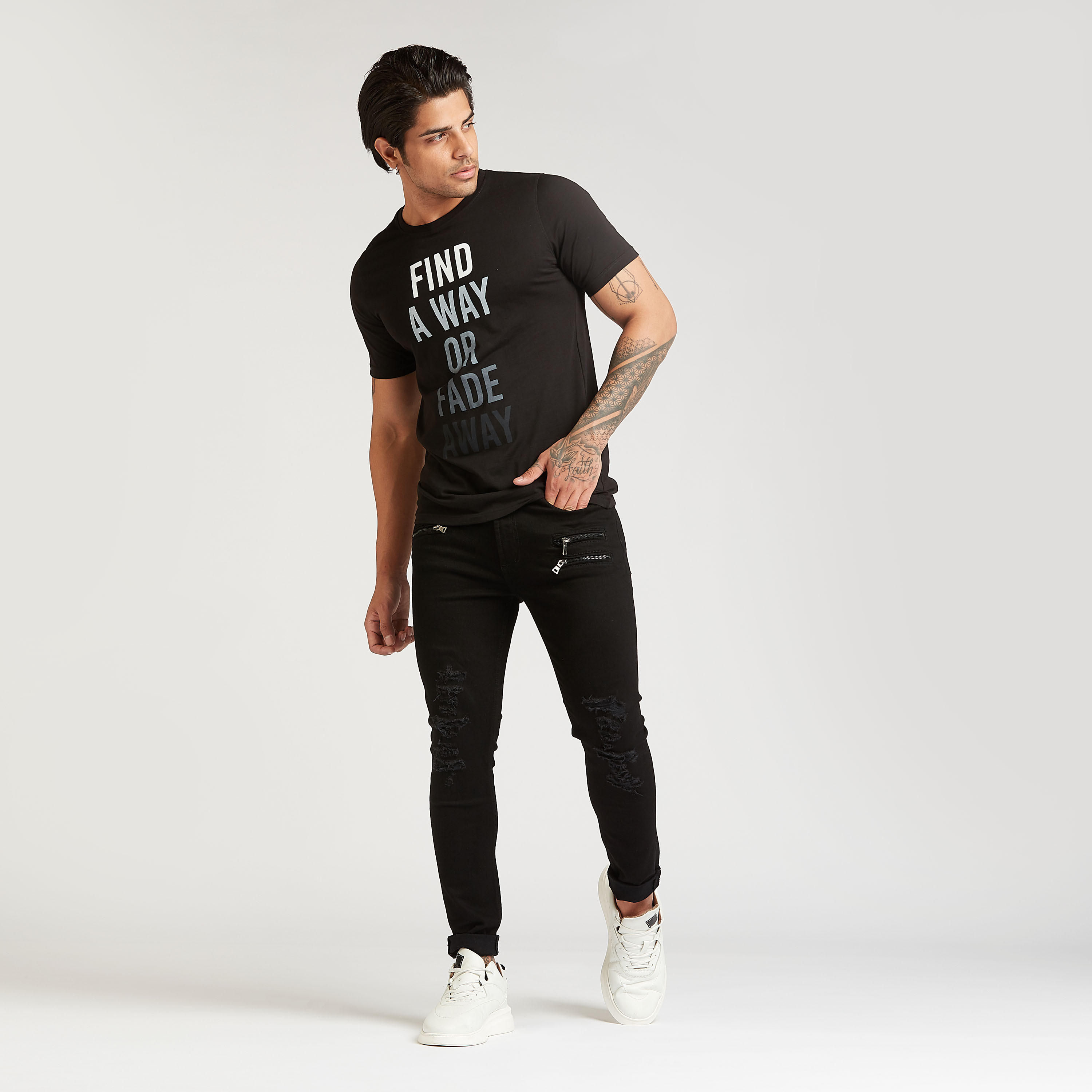 تيشيرت مستدام سليم بياقة ضيقة وطبعات تايبوغرافيك-men-clothing-tshirtsandpolos-tshirts-image-2