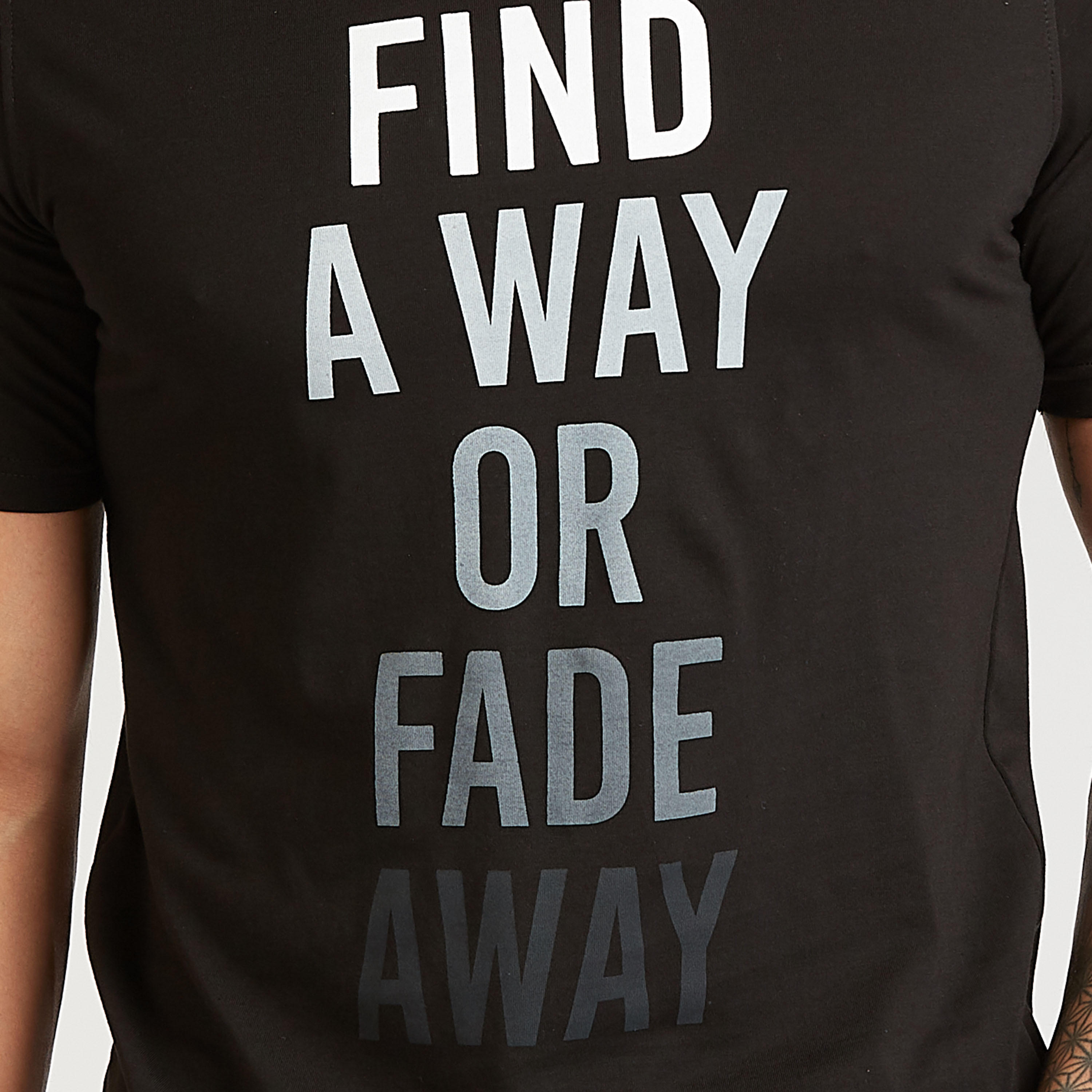 تيشيرت مستدام سليم بياقة ضيقة وطبعات تايبوغرافيك-men-clothing-tshirtsandpolos-tshirts-image-3