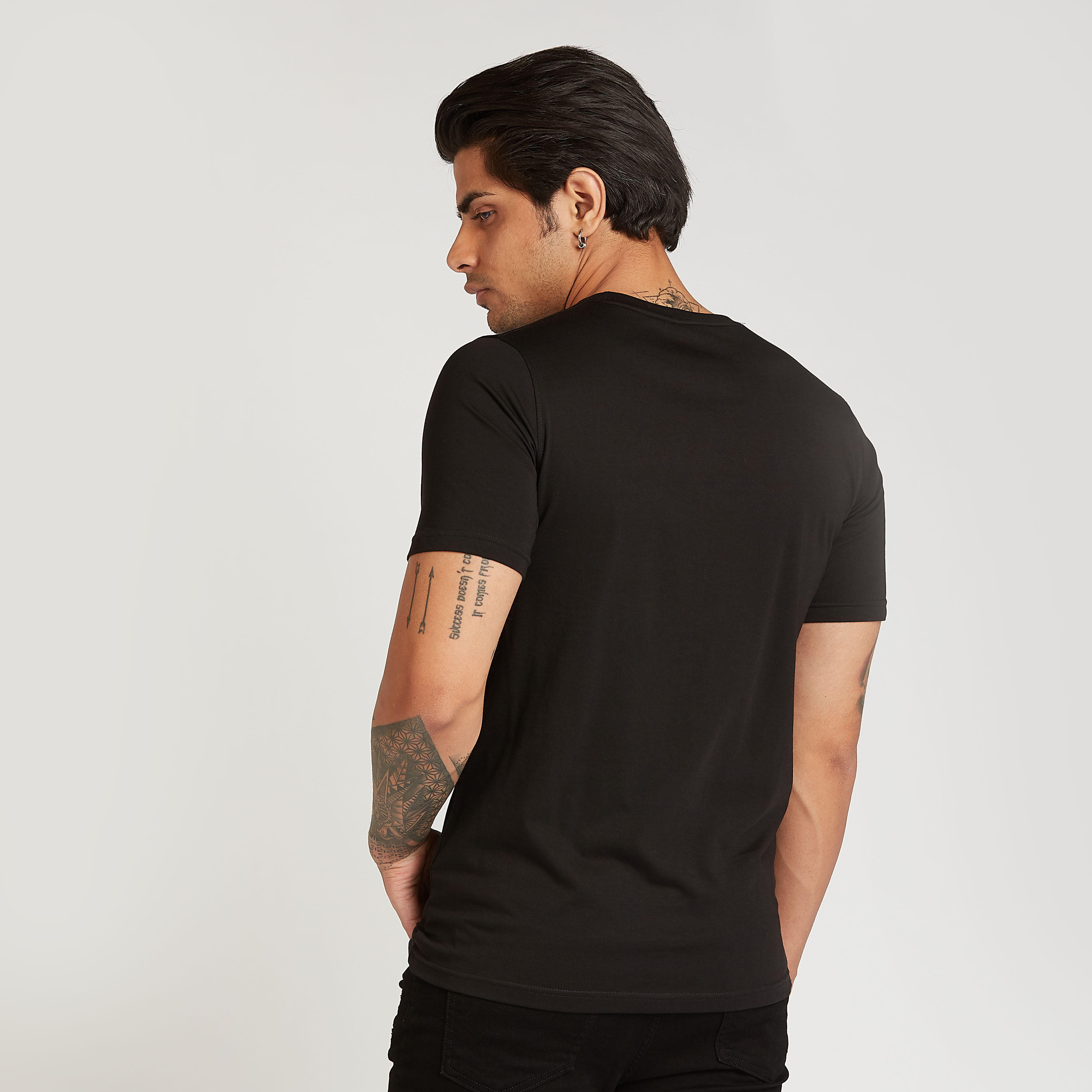 تيشيرت مستدام سليم بياقة ضيقة وطبعات تايبوغرافيك-men-clothing-tshirtsandpolos-tshirts-image-4