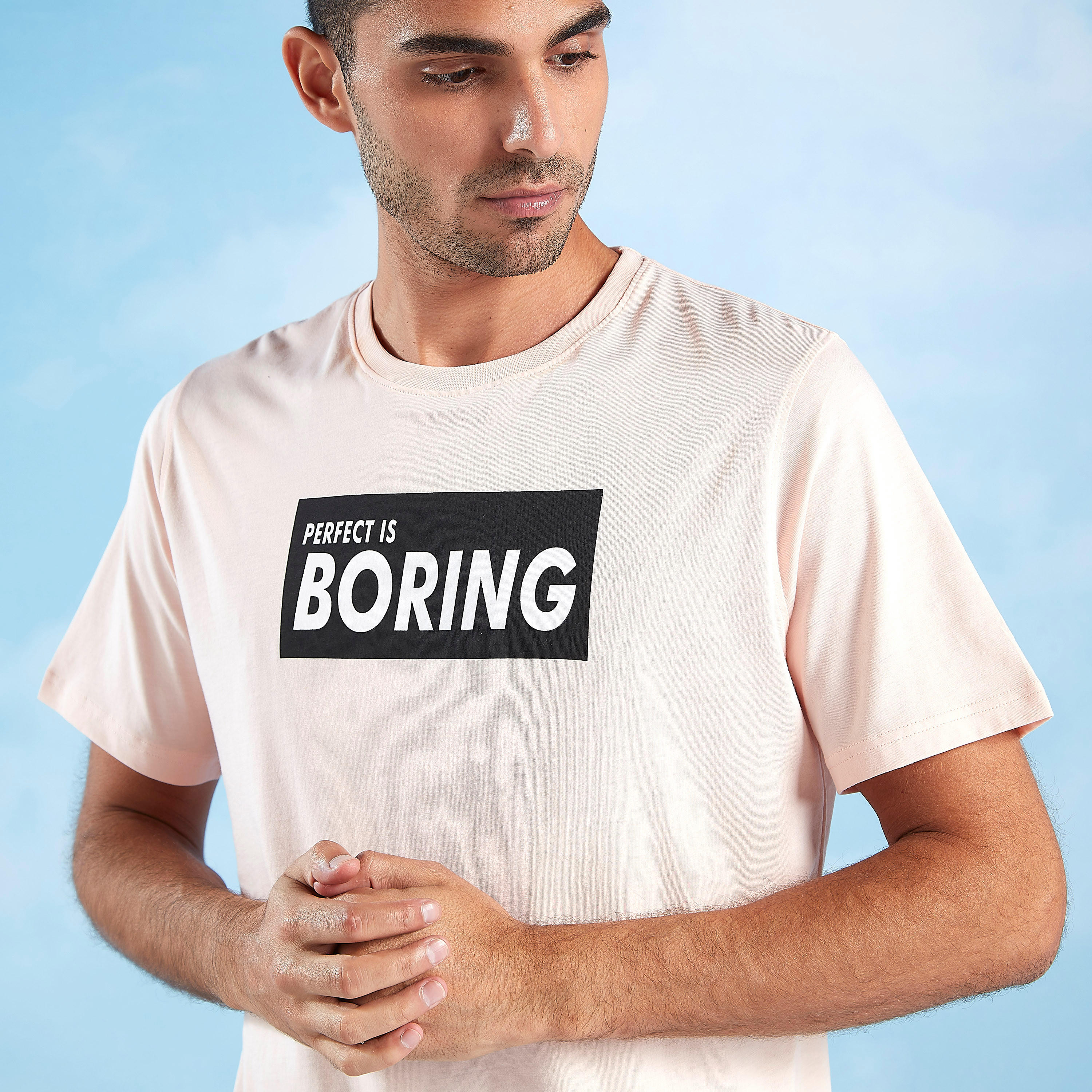 تيشيرت مستدام سليم فيت بياقة ضيقة وطبعات تايبوغرافيك-men-clothing-tshirtsandpolos-tshirts-image-1