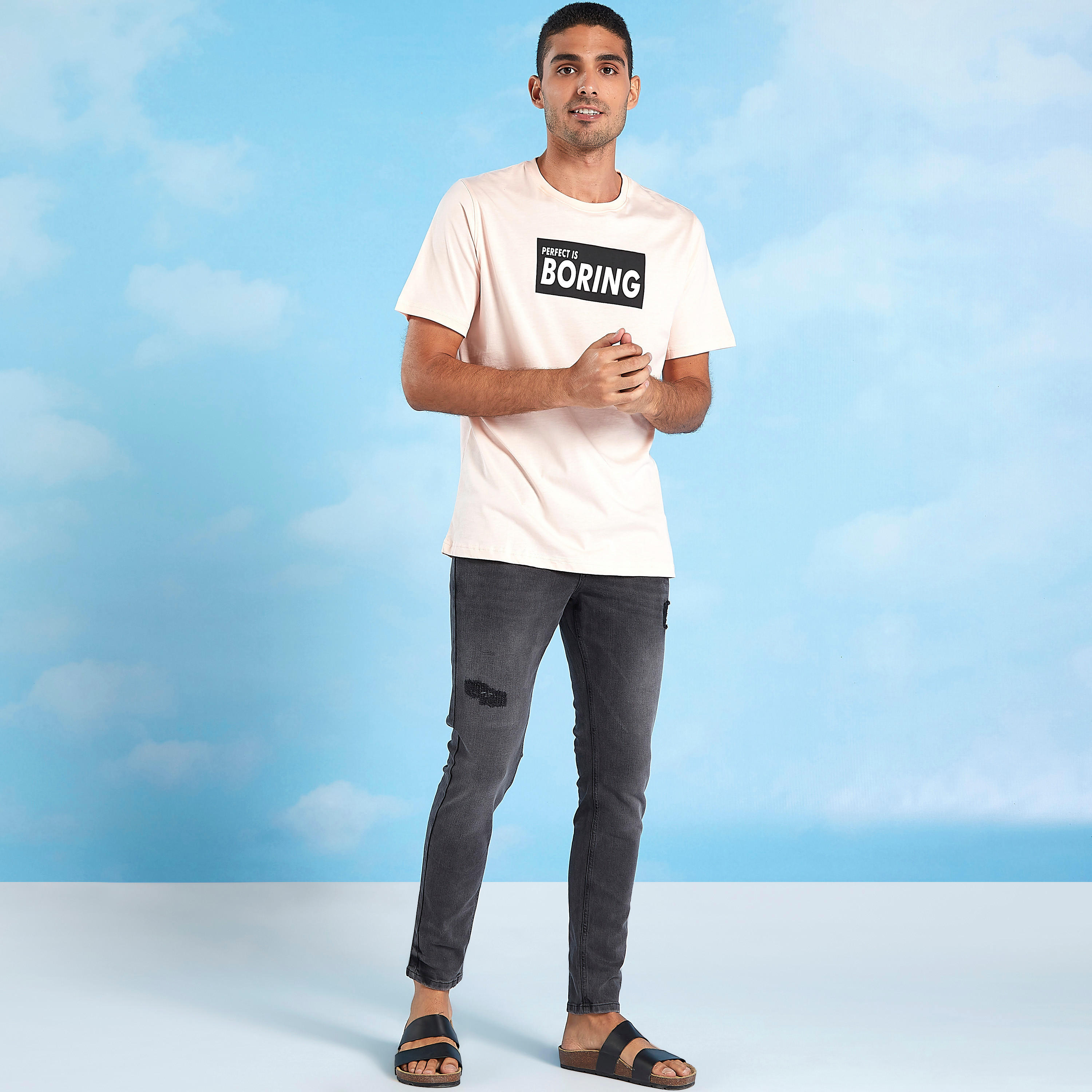 تيشيرت مستدام سليم فيت بياقة ضيقة وطبعات تايبوغرافيك-men-clothing-tshirtsandpolos-tshirts-image-2