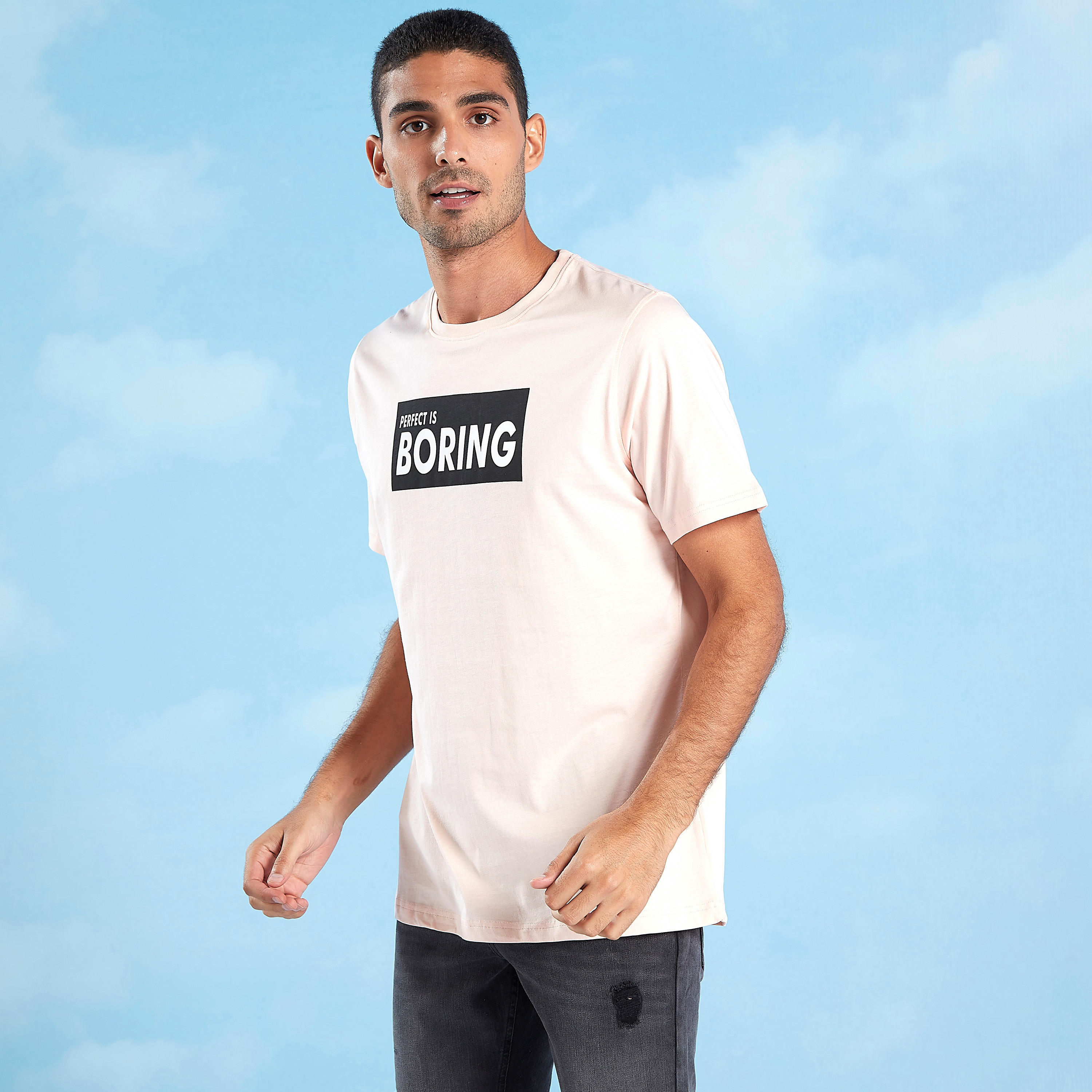 تيشيرت مستدام سليم فيت بياقة ضيقة وطبعات تايبوغرافيك-men-clothing-tshirtsandpolos-tshirts-image-3