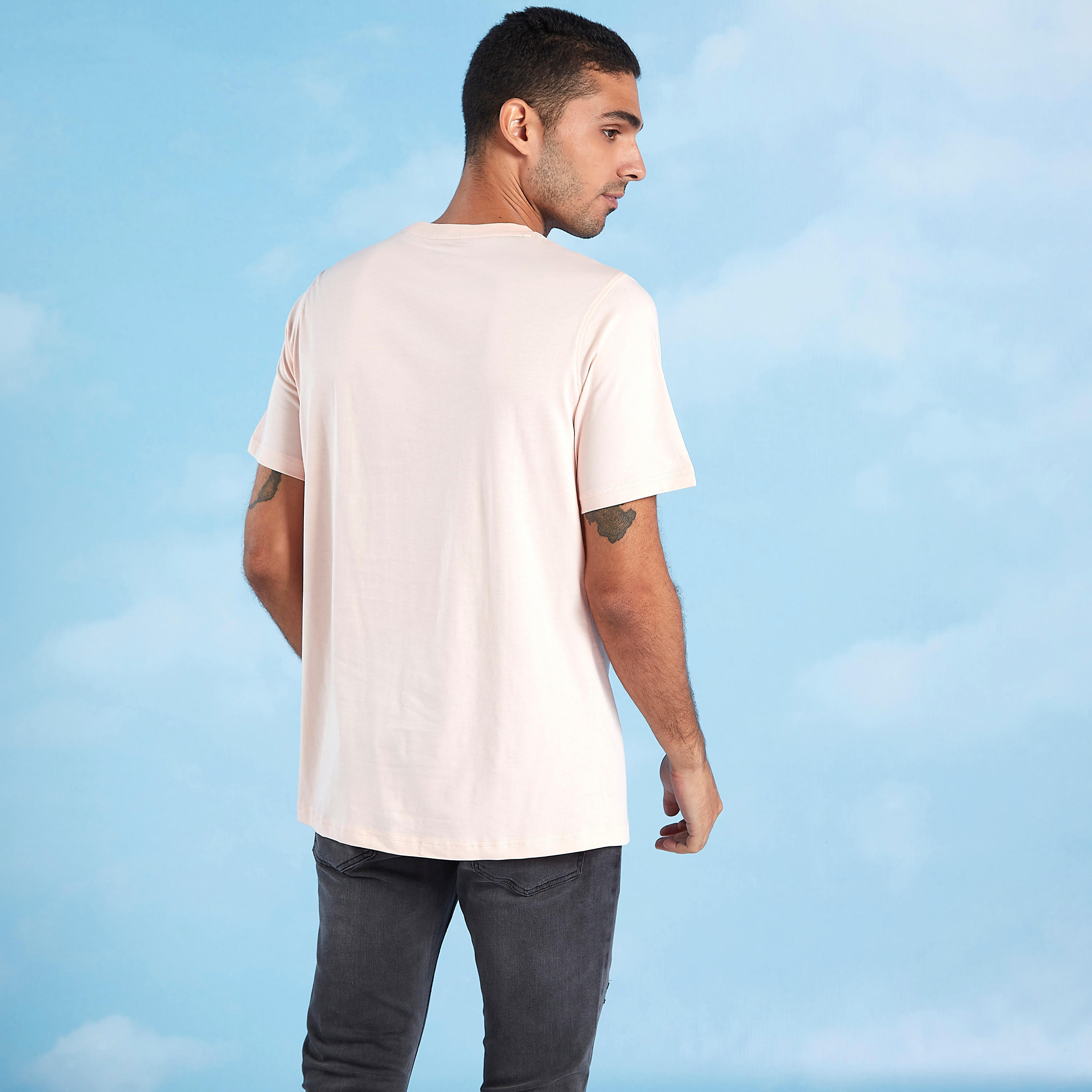 تيشيرت مستدام سليم فيت بياقة ضيقة وطبعات تايبوغرافيك-men-clothing-tshirtsandpolos-tshirts-image-4