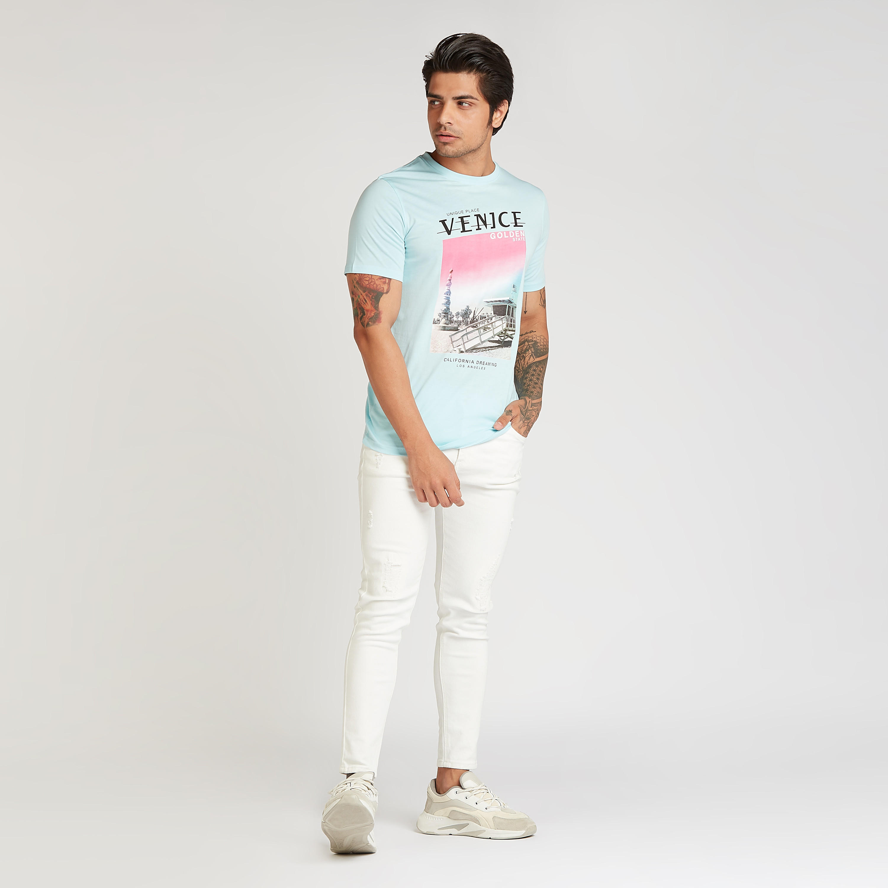 تيشيرت مستدام سليم فيت بياقة ضيقة وأكمام قصيرة وطبعات-men-clothing-tshirtsandpolos-tshirts-image-2