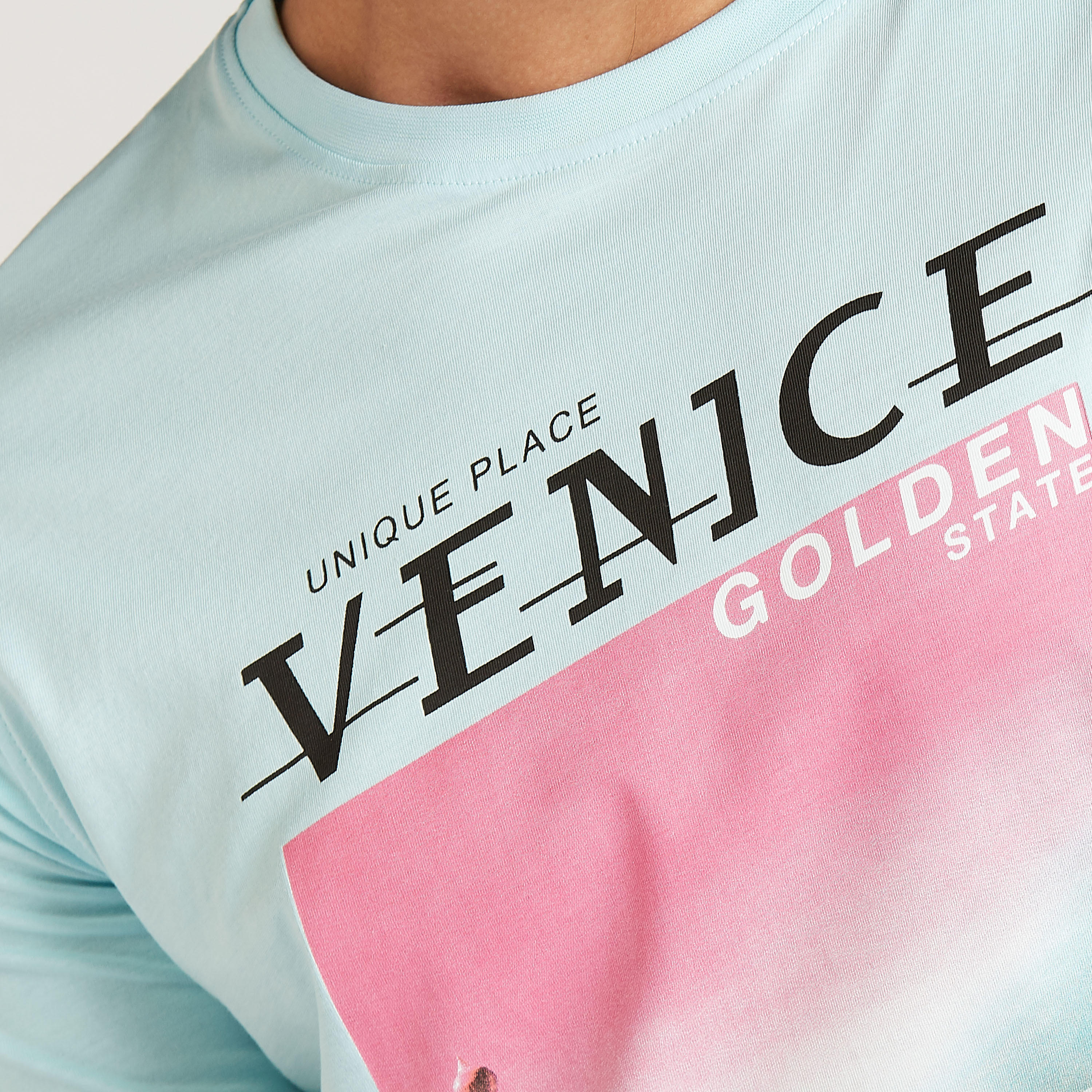 تيشيرت مستدام سليم فيت بياقة ضيقة وأكمام قصيرة وطبعات-men-clothing-tshirtsandpolos-tshirts-image-3