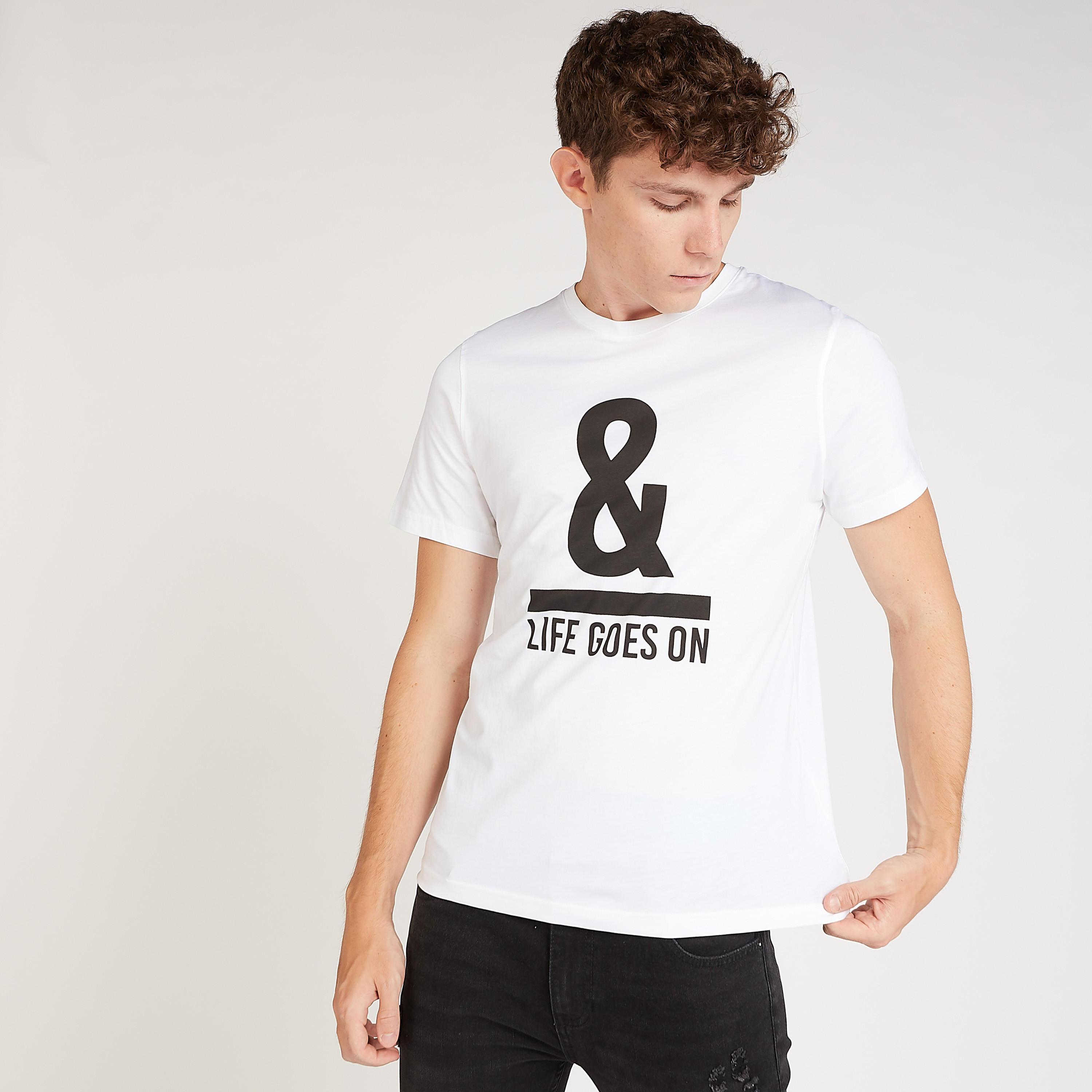 تيشيرت سليم فيت بأكمام قصيرة وياقة ضيقة وطبعات جرافيك-men-clothing-tshirtsandpolos-tshirts-image-1
