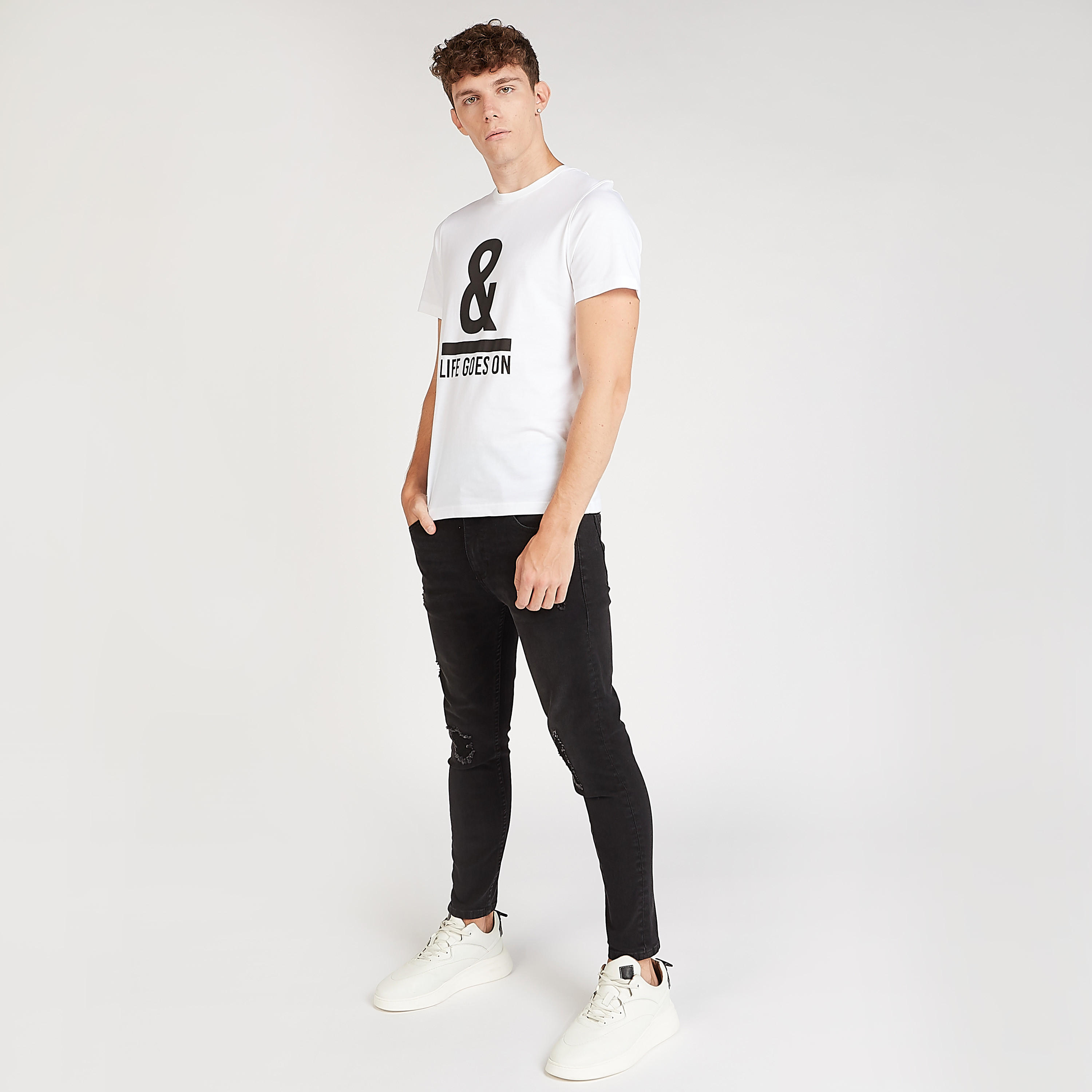 تيشيرت سليم فيت بأكمام قصيرة وياقة ضيقة وطبعات جرافيك-men-clothing-tshirtsandpolos-tshirts-image-2
