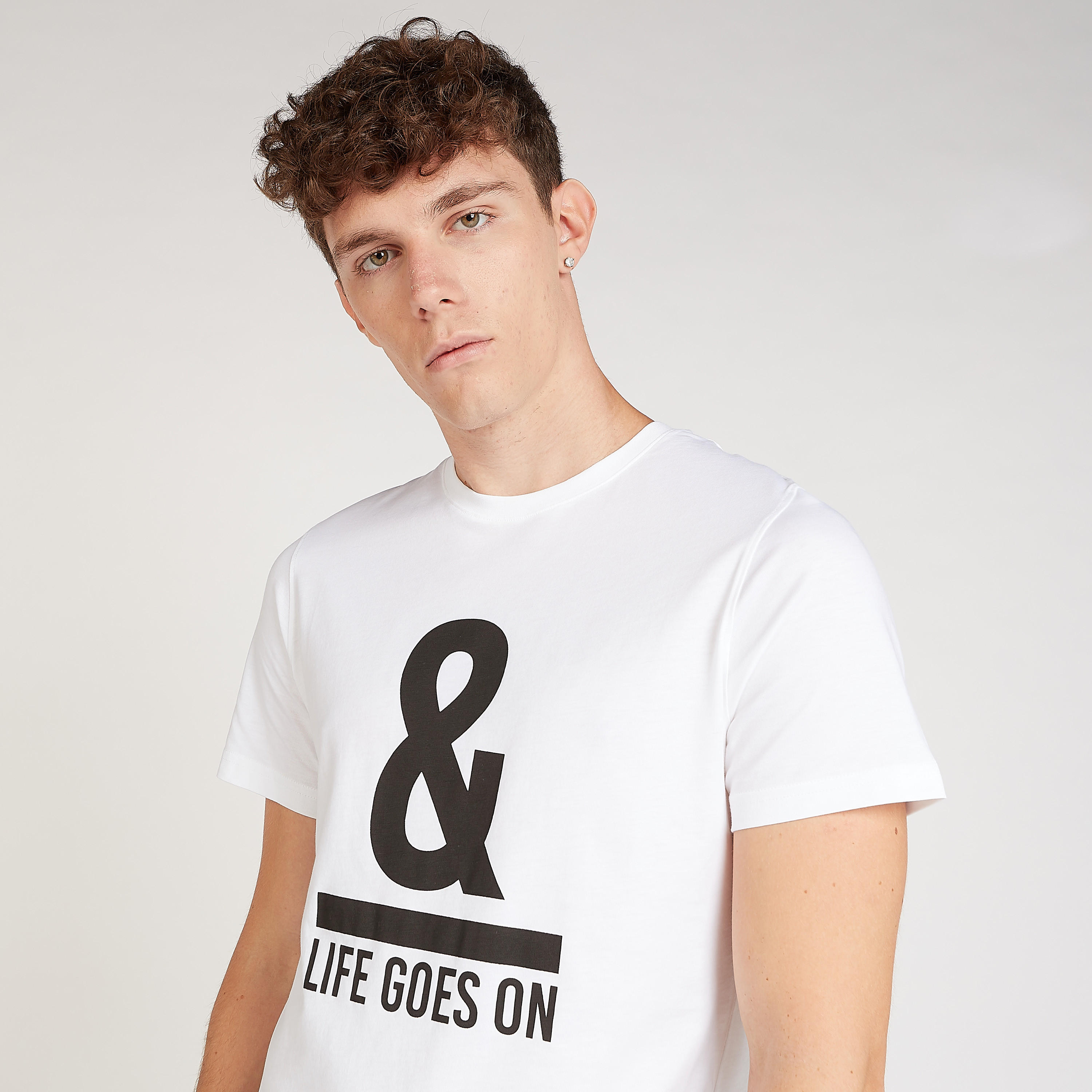 تيشيرت سليم فيت بأكمام قصيرة وياقة ضيقة وطبعات جرافيك-men-clothing-tshirtsandpolos-tshirts-image-3