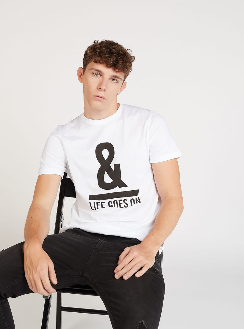 تيشيرت سليم فيت بأكمام قصيرة وياقة ضيقة وطبعات جرافيك-men-clothing-tshirtsandpolos-tshirts-image-5