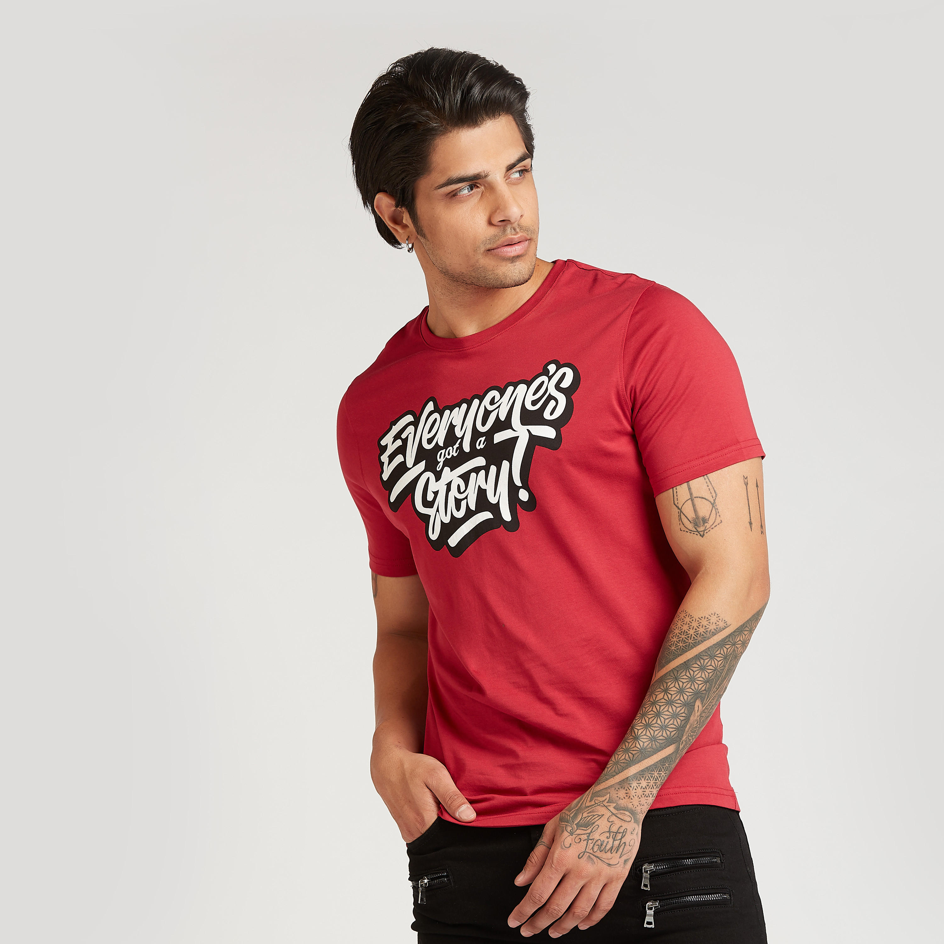 تيشيرت سليم بياقة ضيقة وأكمام قصيرة وطبعات تايبوغرافيك-men-clothing-tshirtsandpolos-tshirts-image-1