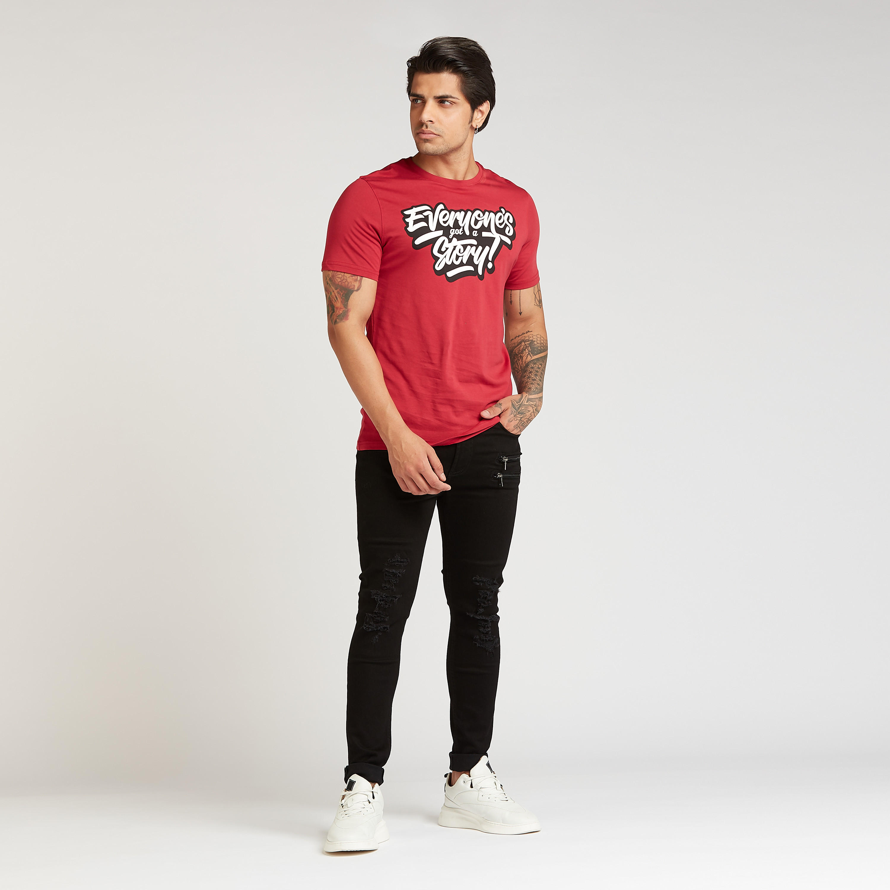 تيشيرت سليم بياقة ضيقة وأكمام قصيرة وطبعات تايبوغرافيك-men-clothing-tshirtsandpolos-tshirts-image-2