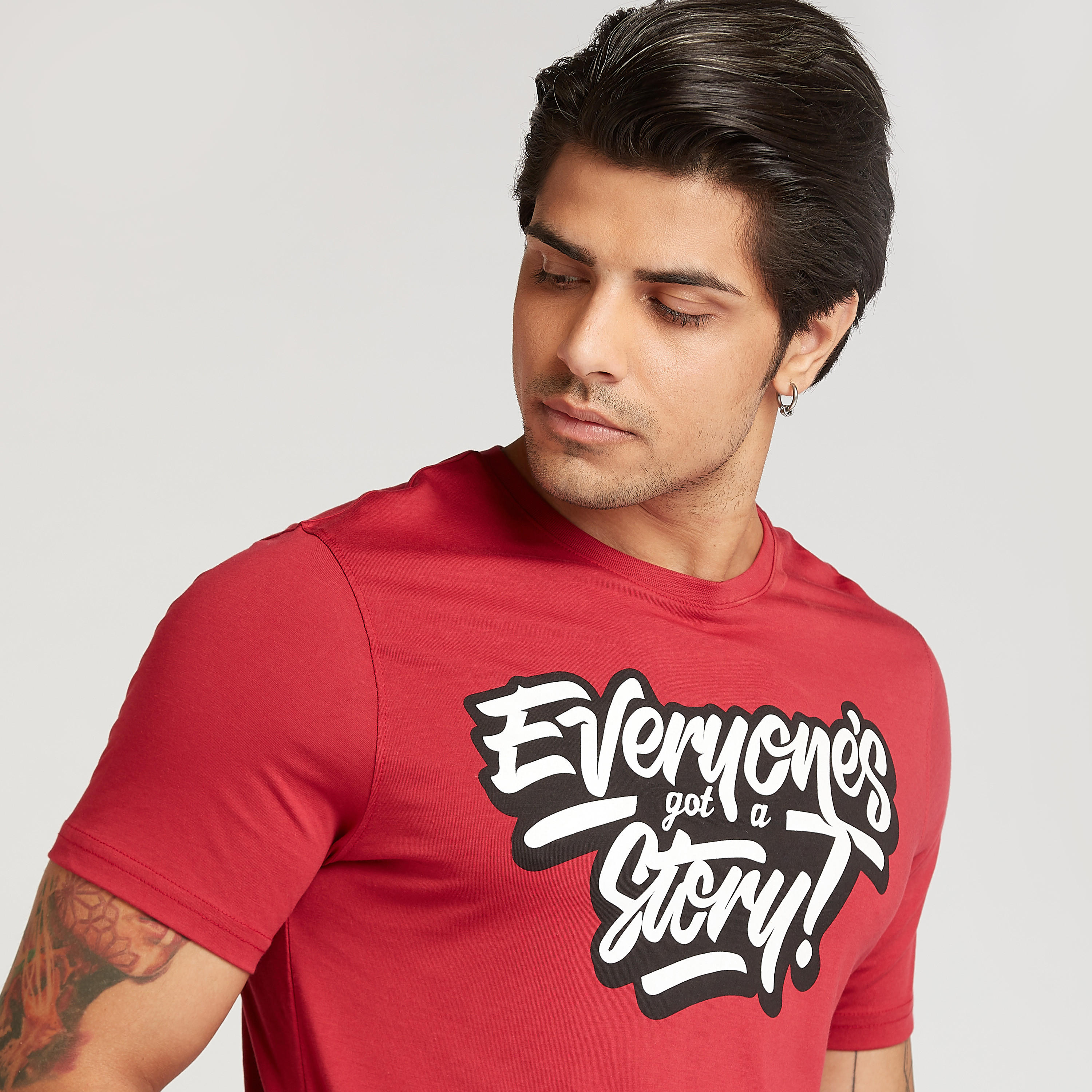 تيشيرت سليم بياقة ضيقة وأكمام قصيرة وطبعات تايبوغرافيك-men-clothing-tshirtsandpolos-tshirts-image-3