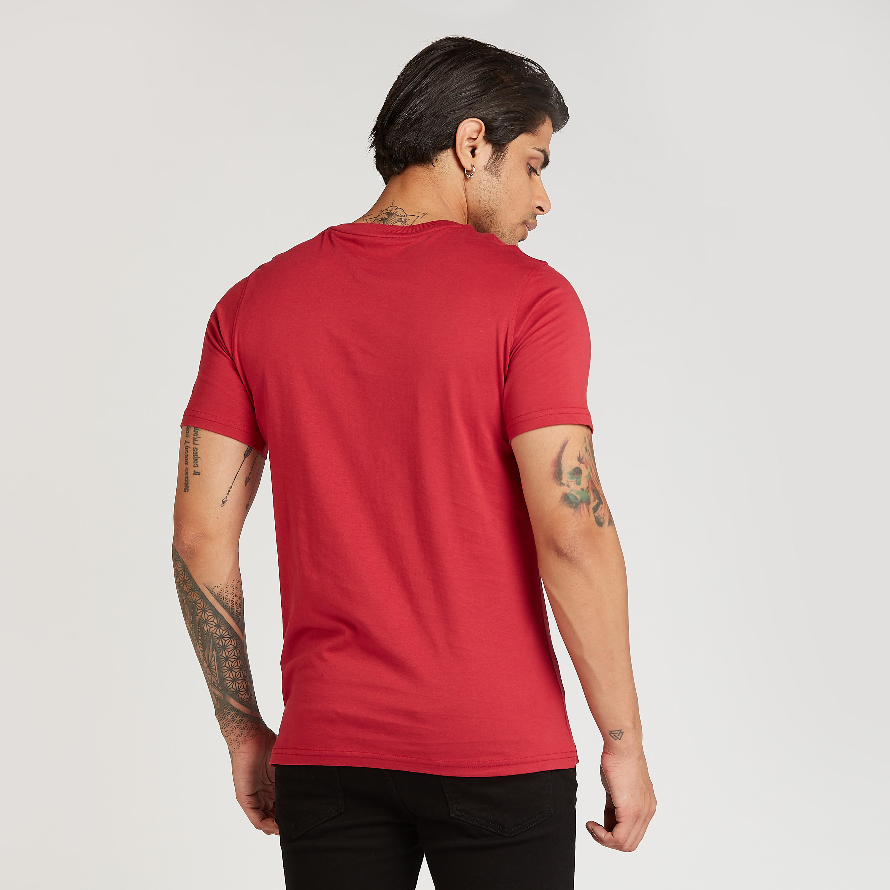تيشيرت سليم بياقة ضيقة وأكمام قصيرة وطبعات تايبوغرافيك-men-clothing-tshirtsandpolos-tshirts-image-4