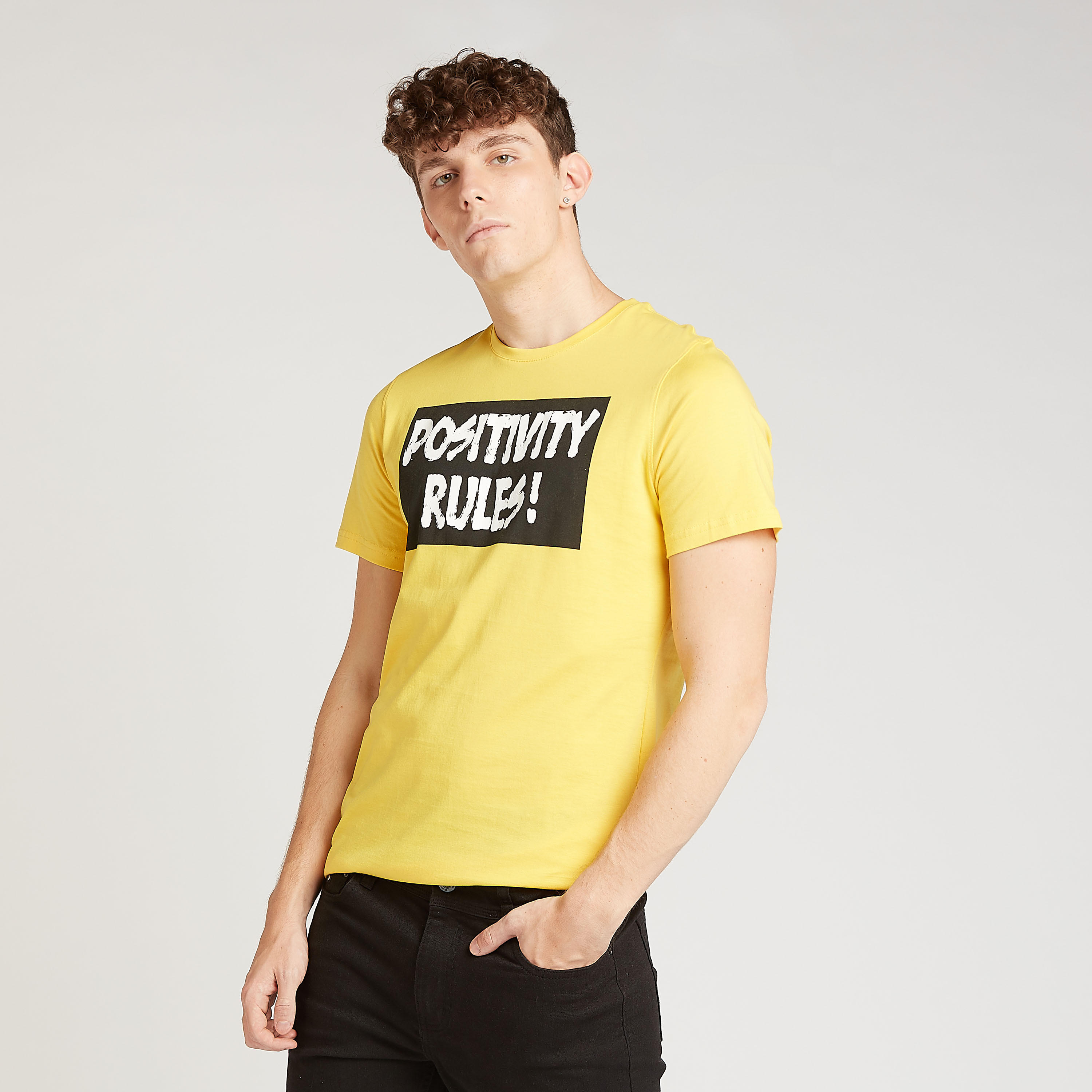 تيشيرت مستدام سليم بياقة ضيقة وأكمام قصيرة وطبعات تايبوغرافيك-men-clothing-tshirtsandpolos-tshirts-image-1