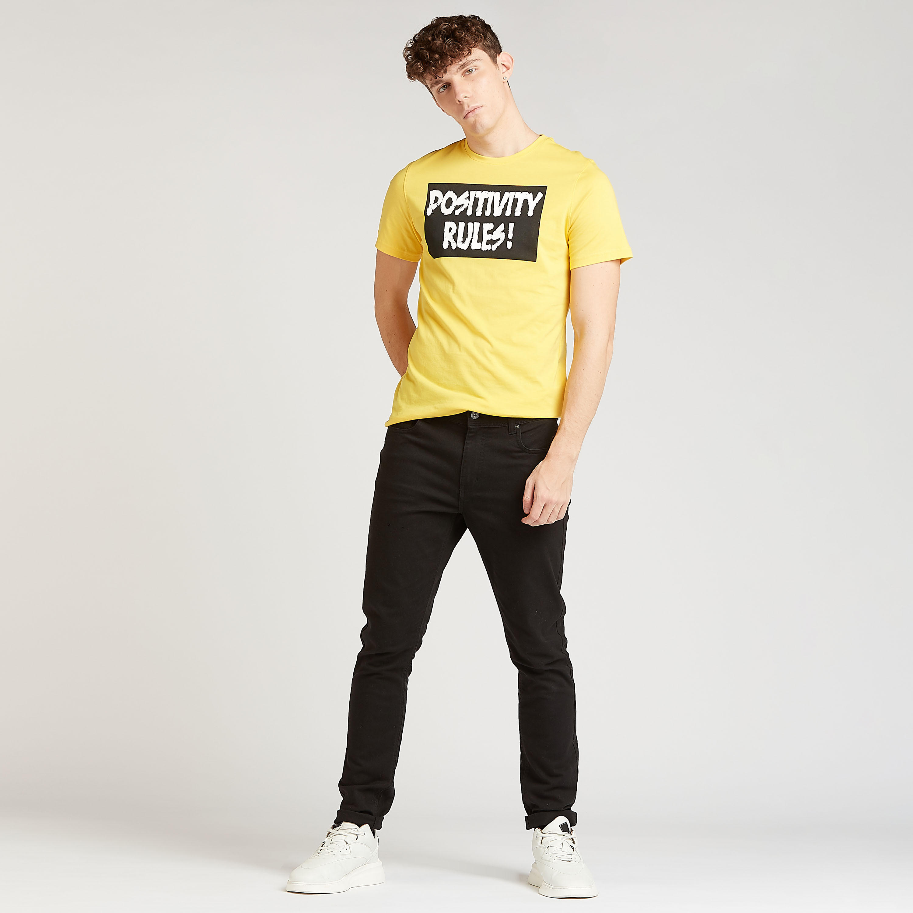 تيشيرت مستدام سليم بياقة ضيقة وأكمام قصيرة وطبعات تايبوغرافيك-men-clothing-tshirtsandpolos-tshirts-image-2