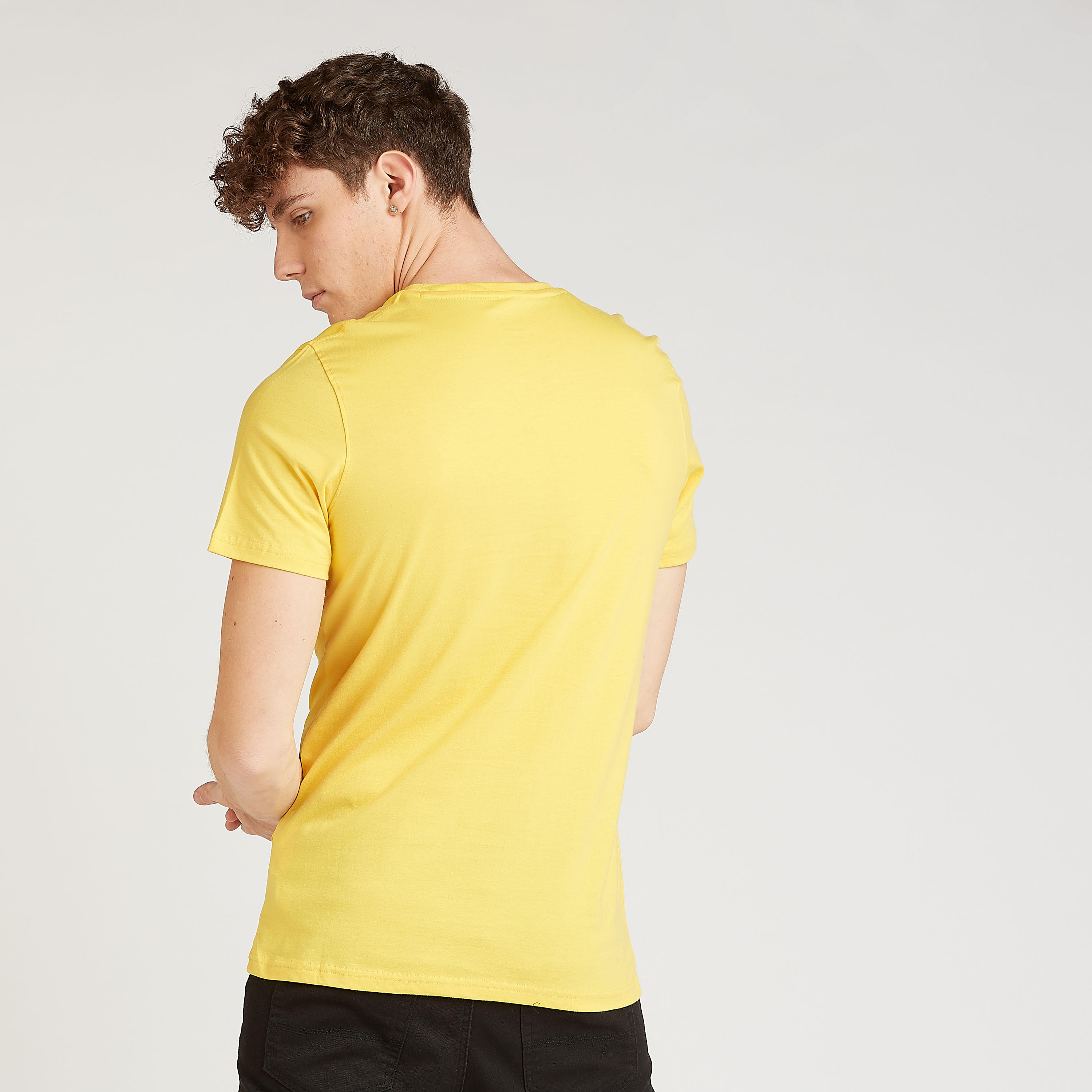 تيشيرت مستدام سليم بياقة ضيقة وأكمام قصيرة وطبعات تايبوغرافيك-men-clothing-tshirtsandpolos-tshirts-image-4