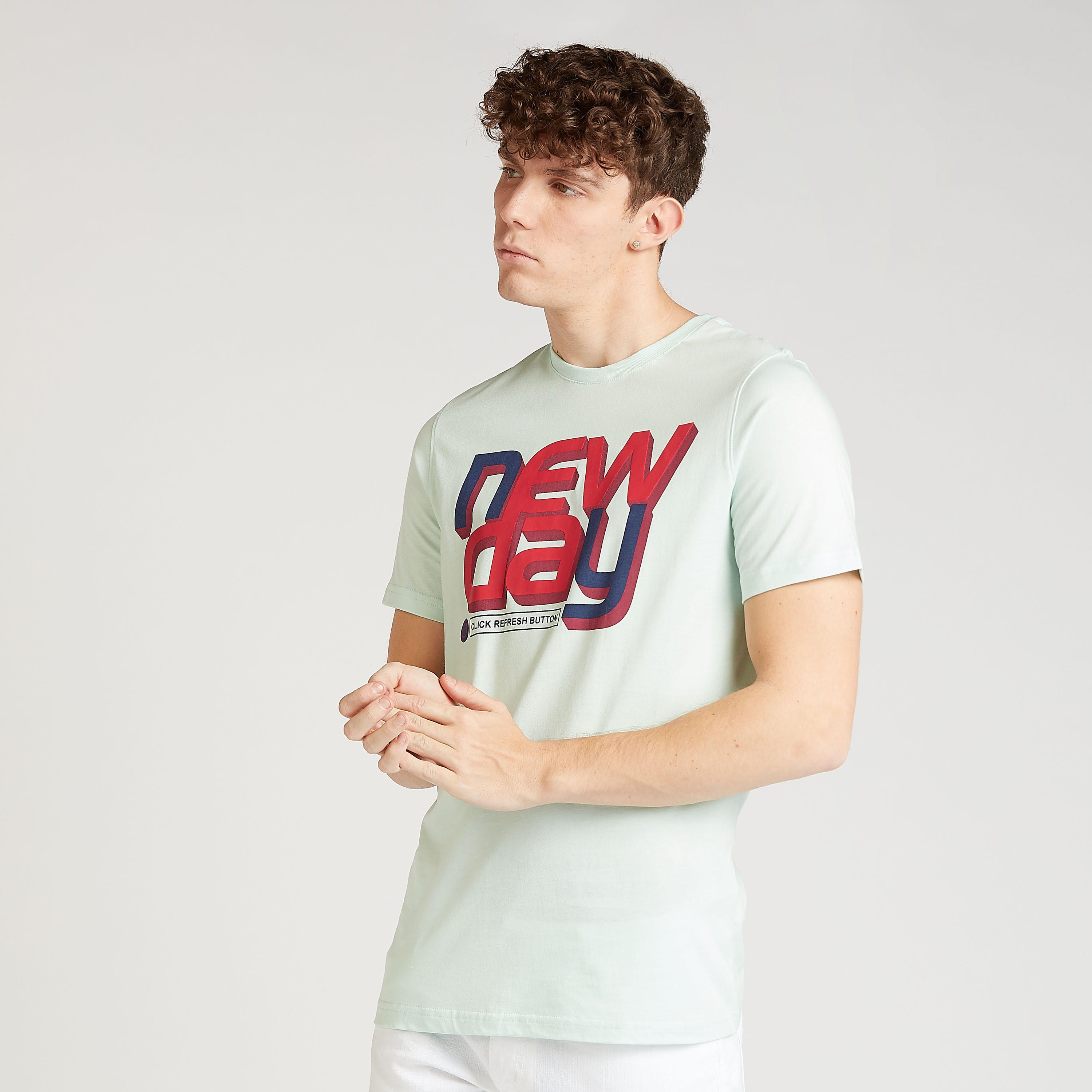 تيشيرت مستدام سليم بياقة ضيقة وأكمام قصيرة وطبعات تايبوغرافيك-men-clothing-tshirtsandpolos-tshirts-image-1