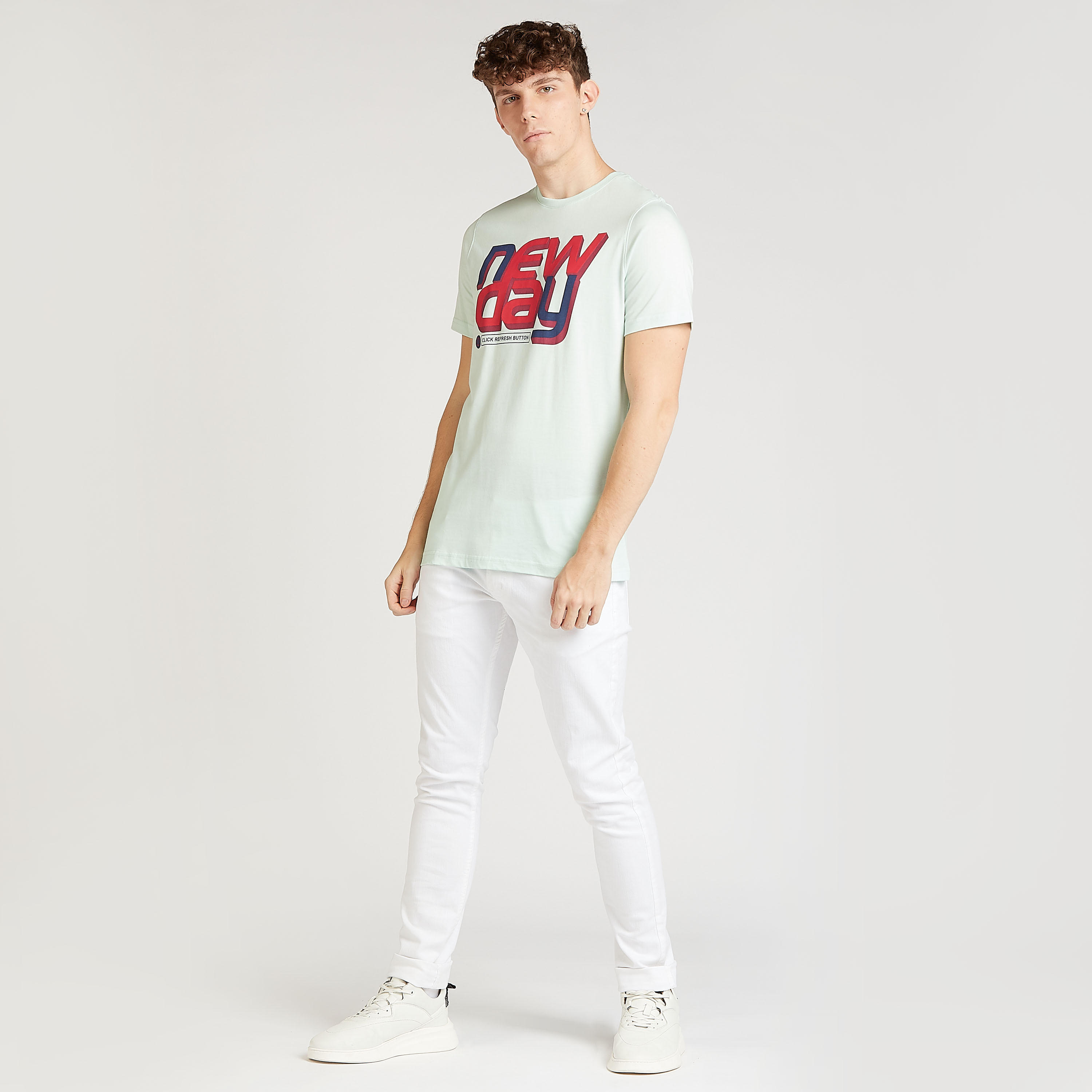 تيشيرت مستدام سليم بياقة ضيقة وأكمام قصيرة وطبعات تايبوغرافيك-men-clothing-tshirtsandpolos-tshirts-image-2