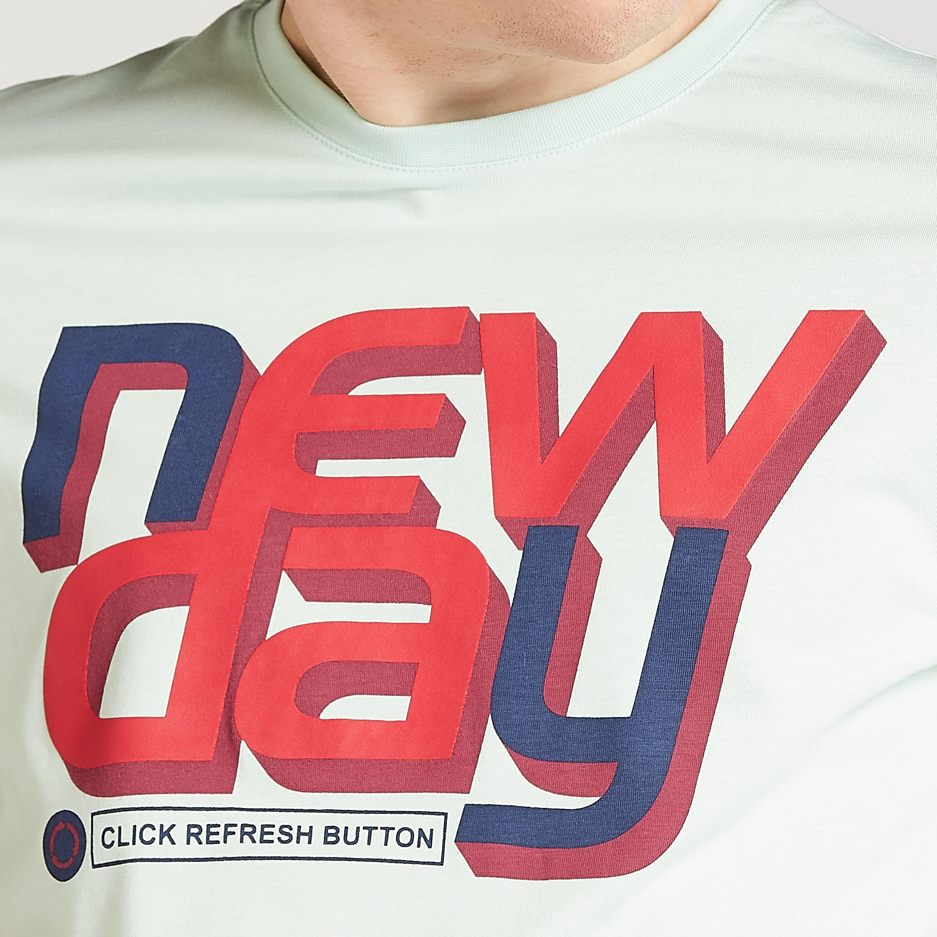 تيشيرت مستدام سليم بياقة ضيقة وأكمام قصيرة وطبعات تايبوغرافيك-men-clothing-tshirtsandpolos-tshirts-image-3