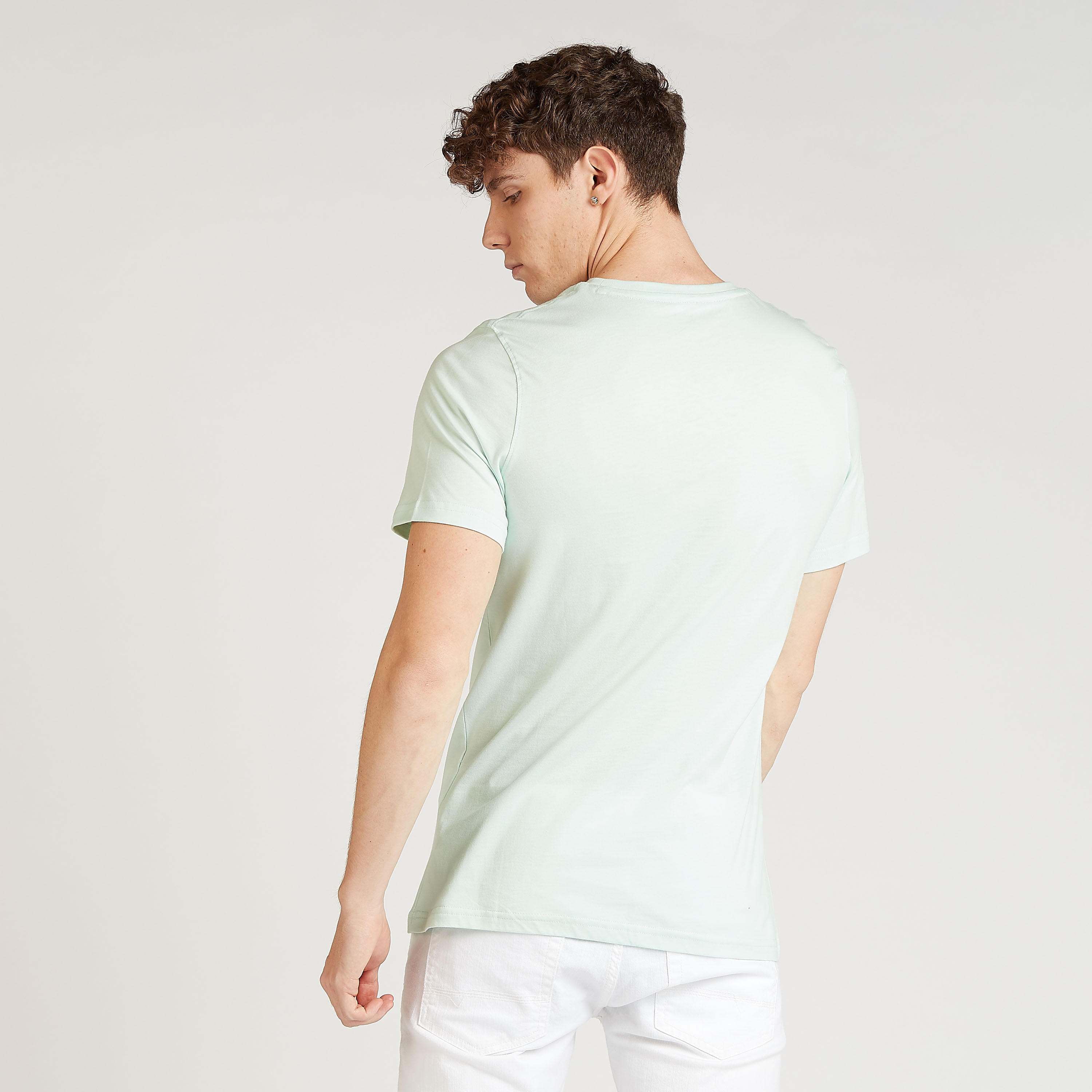 تيشيرت مستدام سليم بياقة ضيقة وأكمام قصيرة وطبعات تايبوغرافيك-men-clothing-tshirtsandpolos-tshirts-image-4