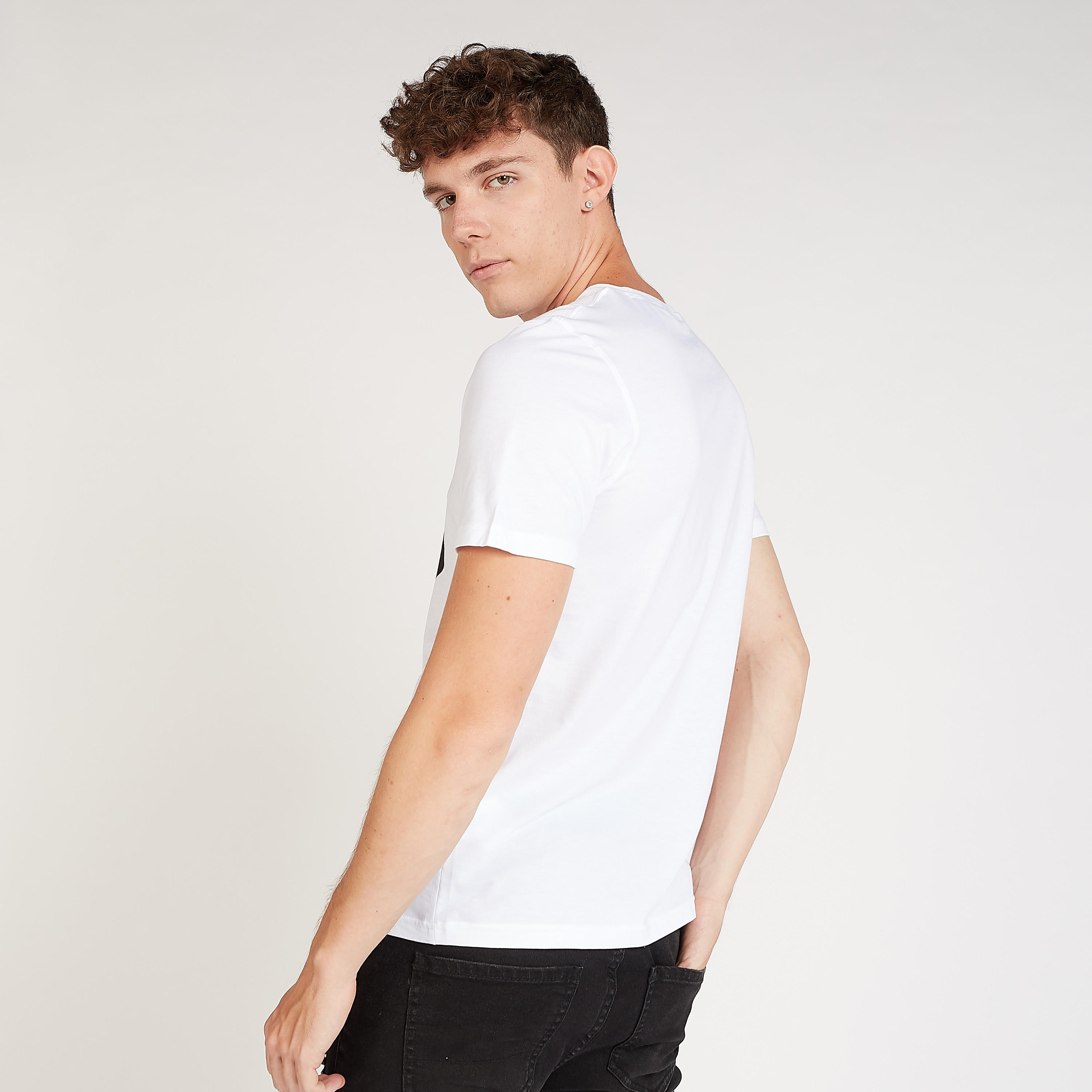 تيشيرت مستدام سليم فيت بطبعات جرافيك وياقة ضيقة-men-clothing-tshirtsandpolos-tshirts-image-4