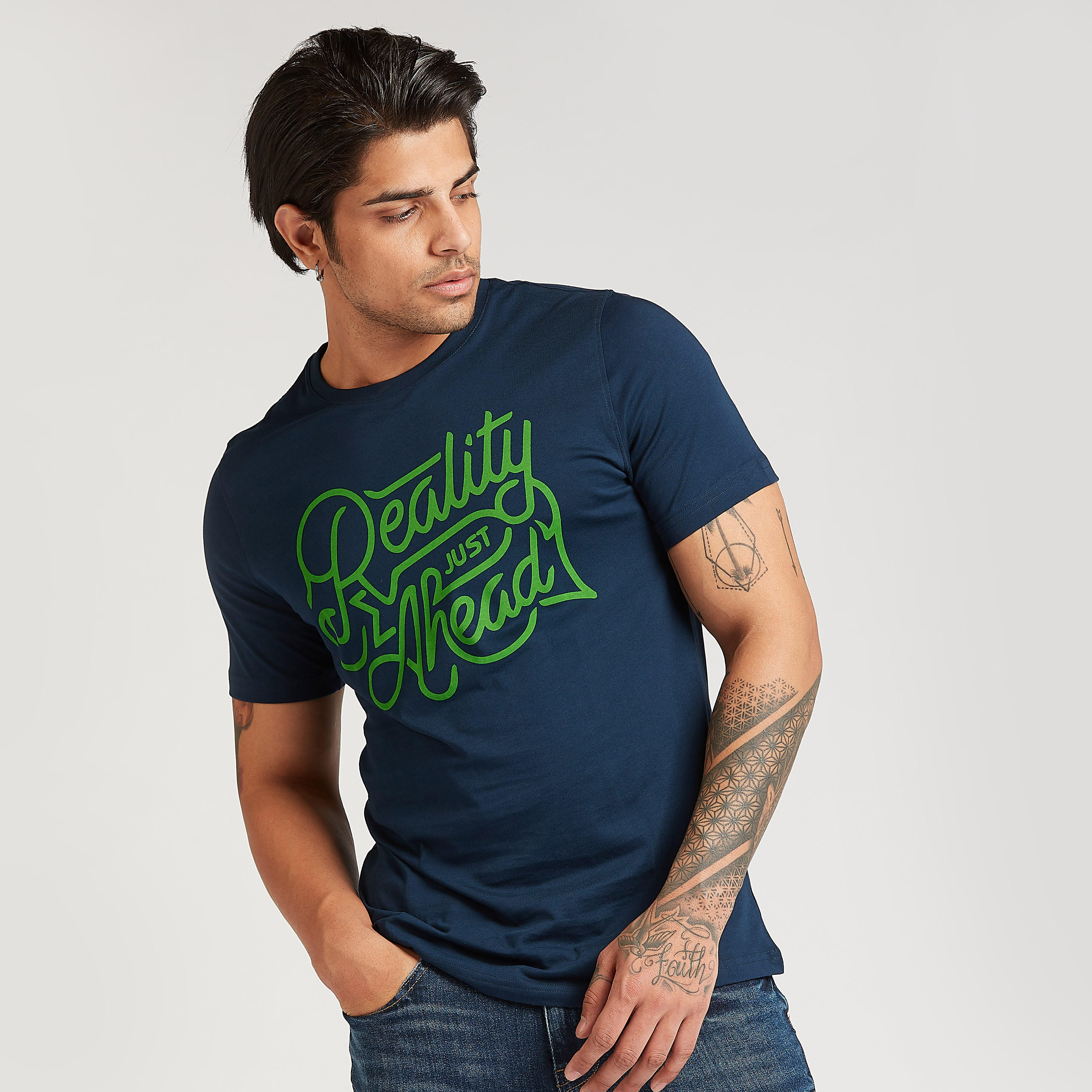 تيشيرت مستدام سليم بياقة ضيقة وطبعات تايبوغرافيك-men-clothing-tshirtsandpolos-tshirts-image-4