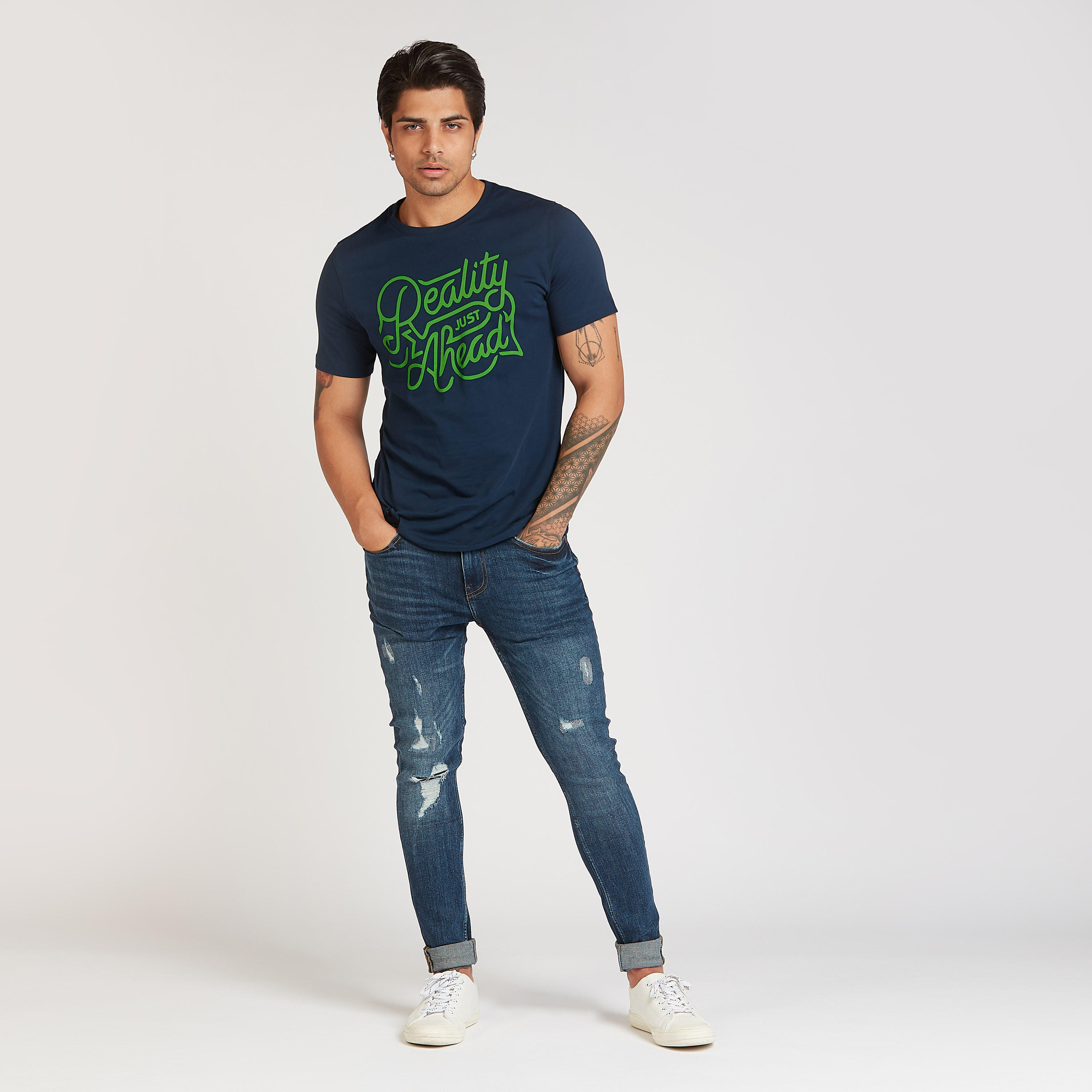 تيشيرت مستدام سليم بياقة ضيقة وطبعات تايبوغرافيك-men-clothing-tshirtsandpolos-tshirts-image-3