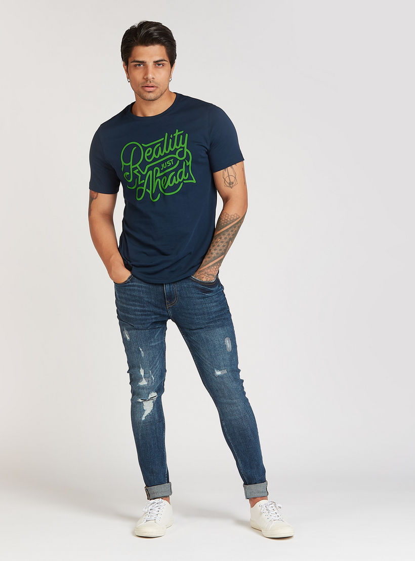 تيشيرت مستدام سليم بياقة ضيقة وطبعات تايبوغرافيك-men-clothing-tshirtsandpolos-tshirts-image-3