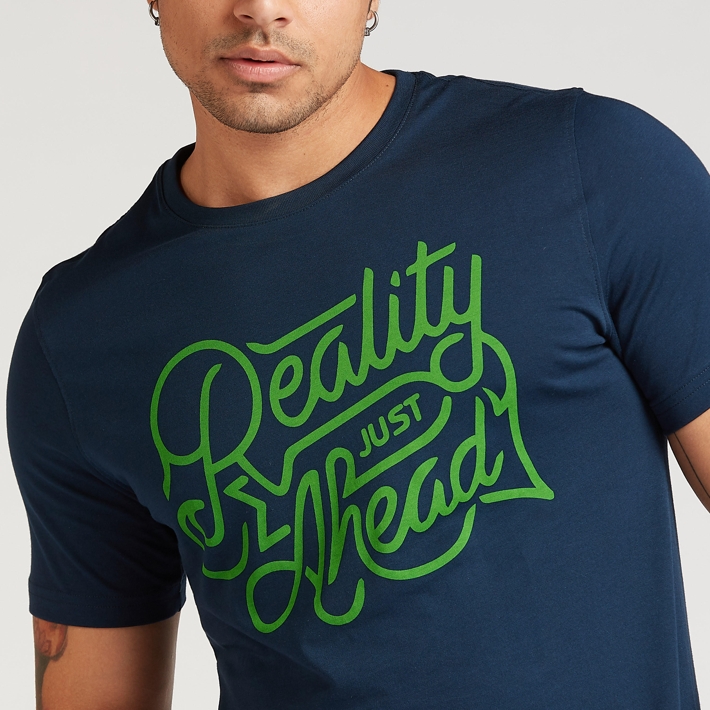 تيشيرت مستدام سليم بياقة ضيقة وطبعات تايبوغرافيك-men-clothing-tshirtsandpolos-tshirts-image-2