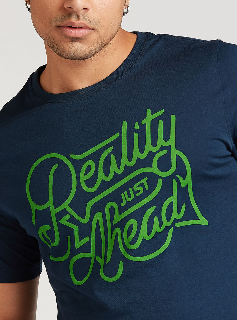 تيشيرت مستدام سليم بياقة ضيقة وطبعات تايبوغرافيك-men-clothing-tshirtsandpolos-tshirts-image-2