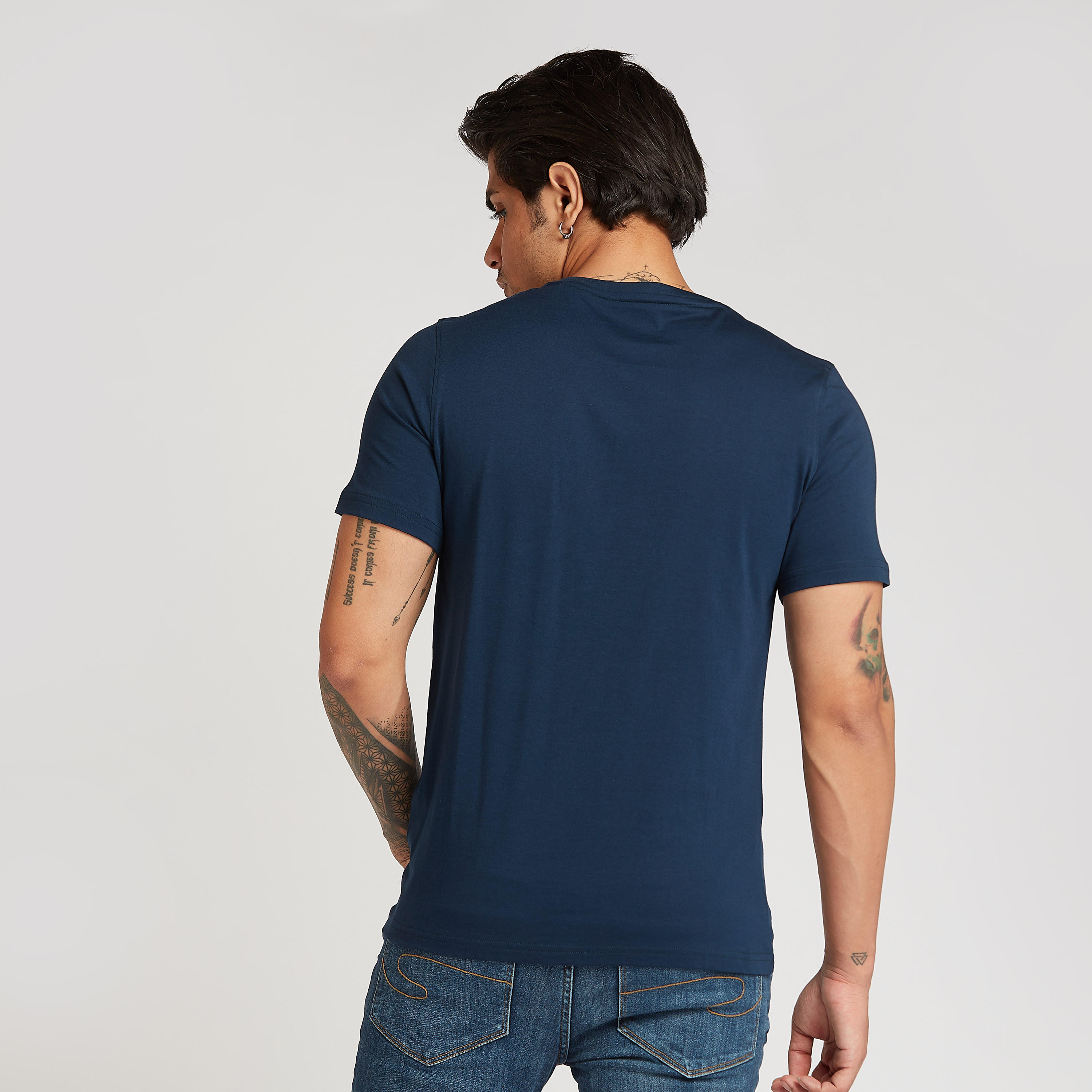 تيشيرت مستدام سليم بياقة ضيقة وطبعات تايبوغرافيك-men-clothing-tshirtsandpolos-tshirts-image-1