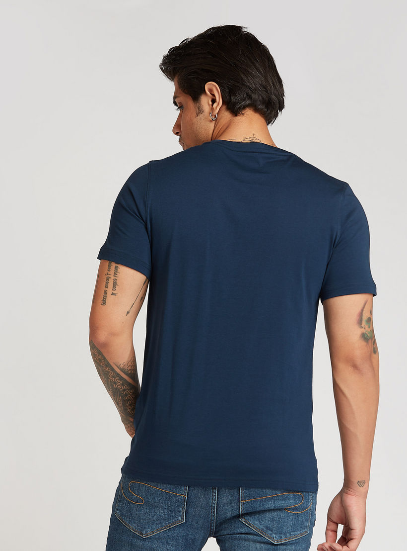 تيشيرت مستدام سليم بياقة ضيقة وطبعات تايبوغرافيك-men-clothing-tshirtsandpolos-tshirts-image-1