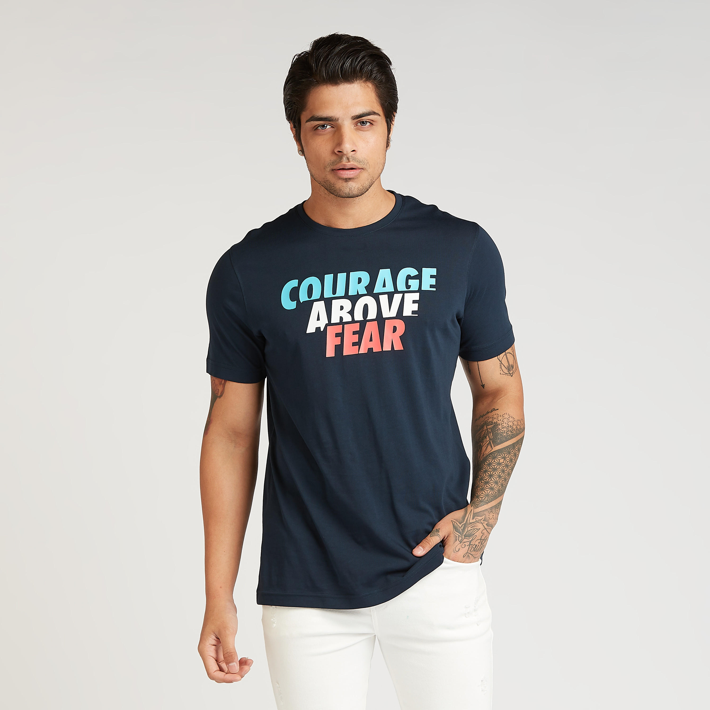 تيشيرت سليم بياقة ضيقة وأكمام قصيرة وطبعات تايبوغرافيك-men-clothing-tshirtsandpolos-tshirts-image-1