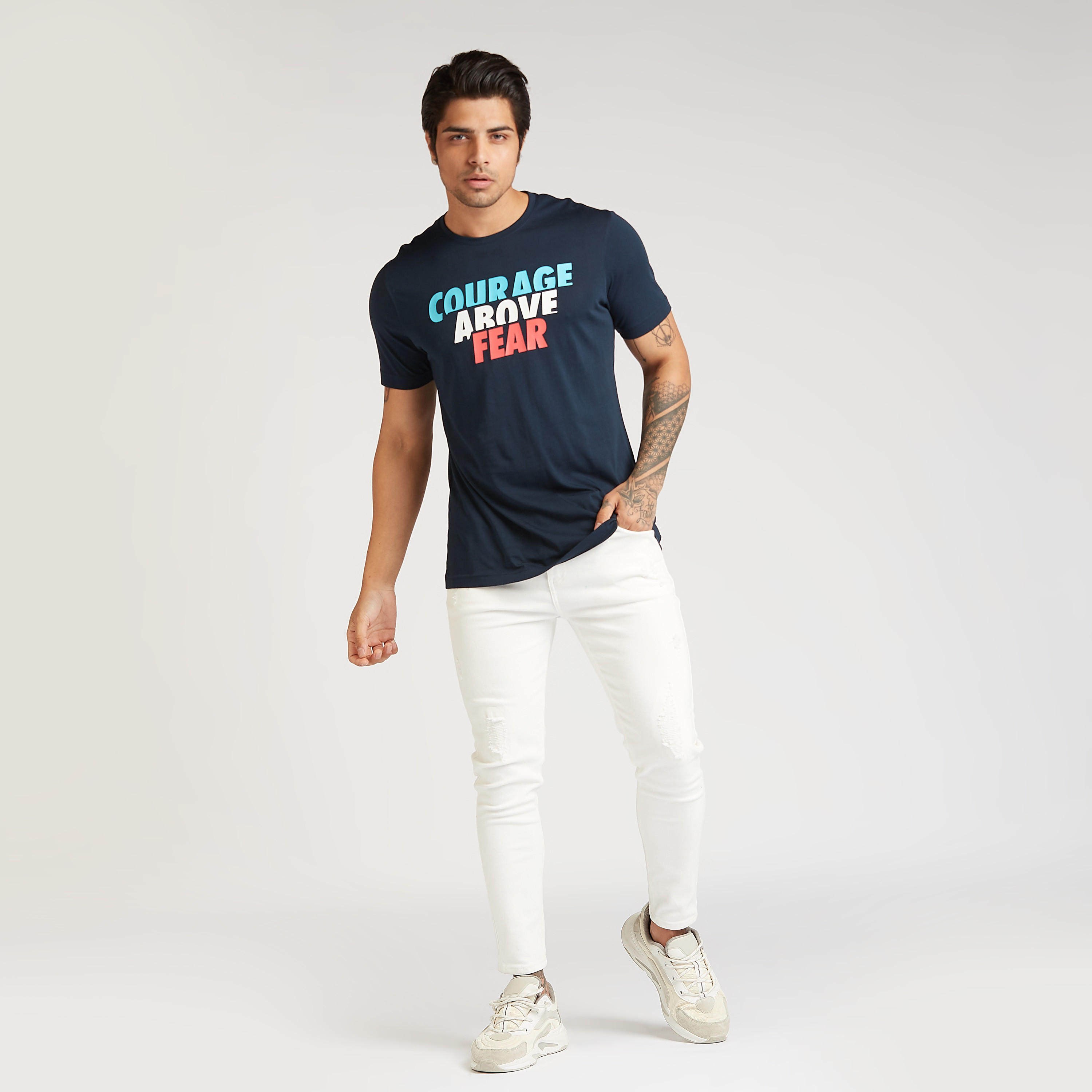 تيشيرت سليم بياقة ضيقة وأكمام قصيرة وطبعات تايبوغرافيك-men-clothing-tshirtsandpolos-tshirts-image-2