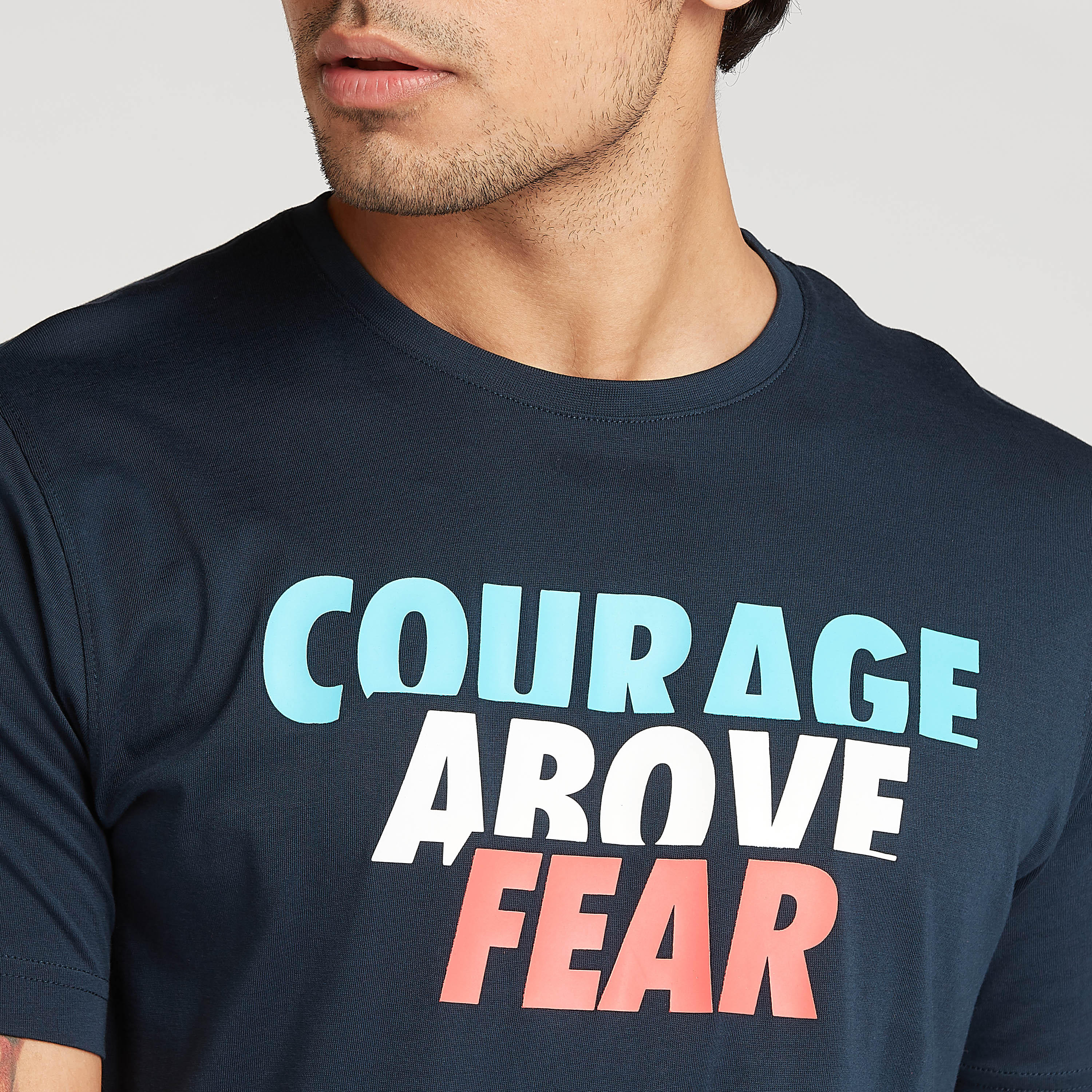 تيشيرت سليم بياقة ضيقة وأكمام قصيرة وطبعات تايبوغرافيك-men-clothing-tshirtsandpolos-tshirts-image-3